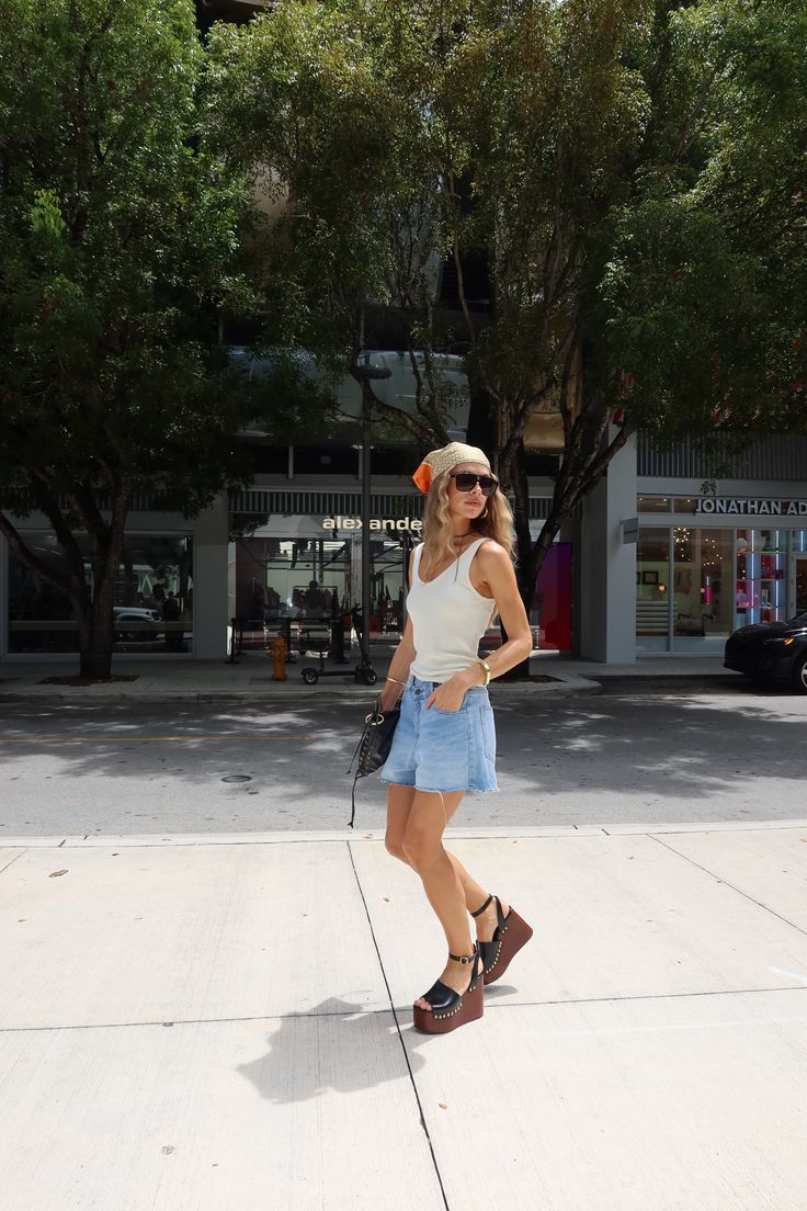 Look casual chic com sand&aacute;lia anabela escura