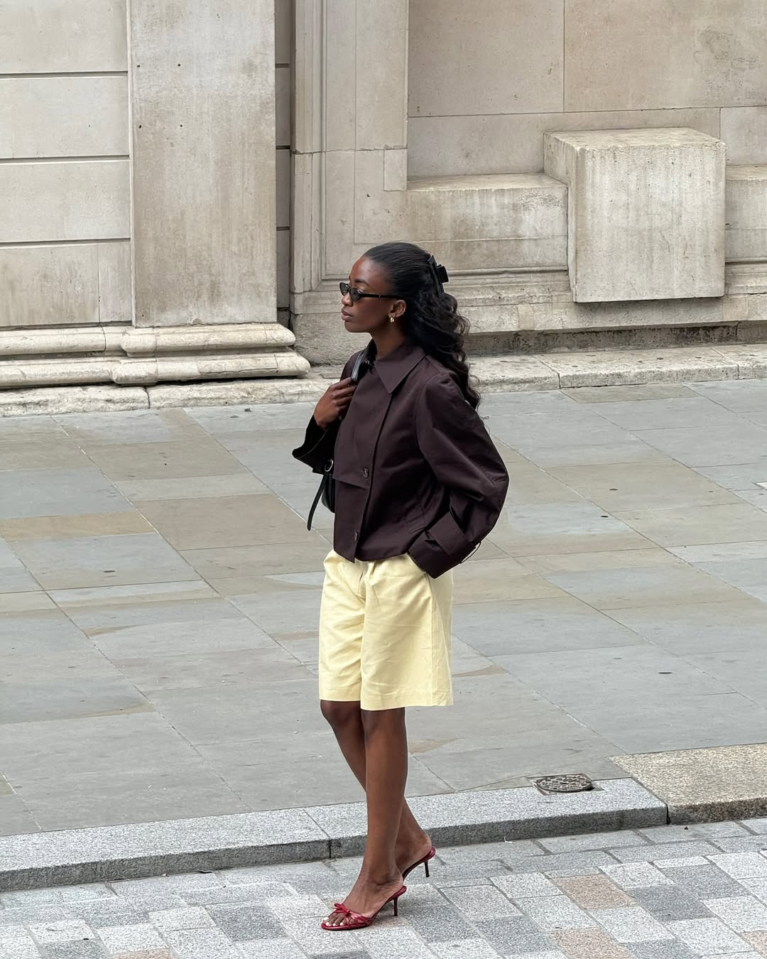 Shorts de linho estilo bermuda com camisa estruturada e salto para um look de trabalho elegante