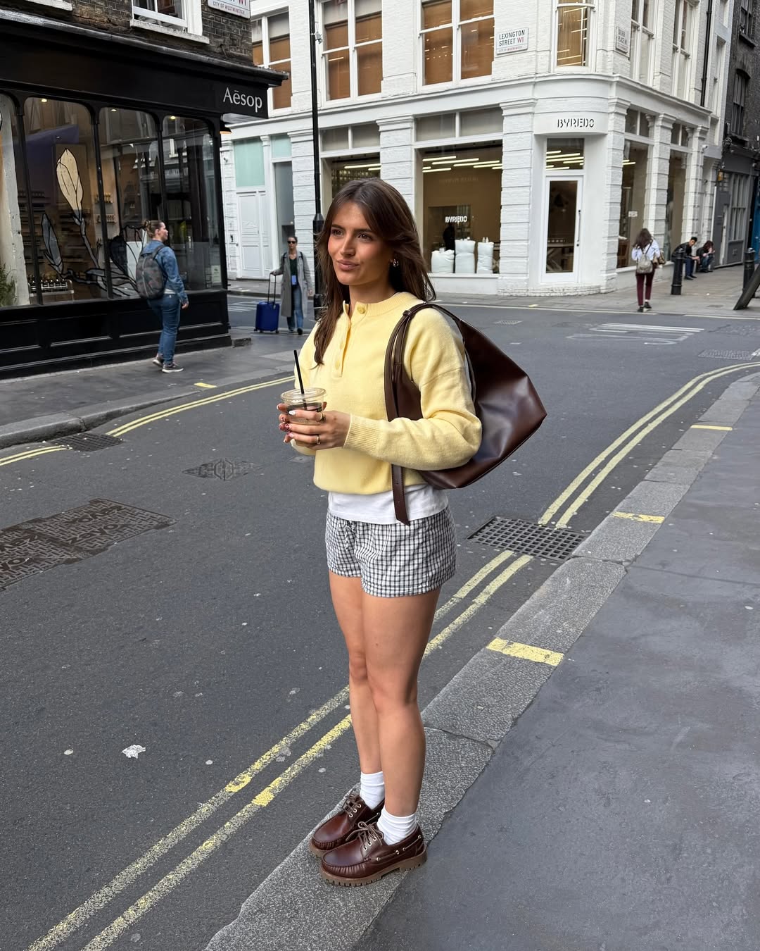 Shorts de linho com tric&ocirc; leve e mocassim para um look casual de trabalho