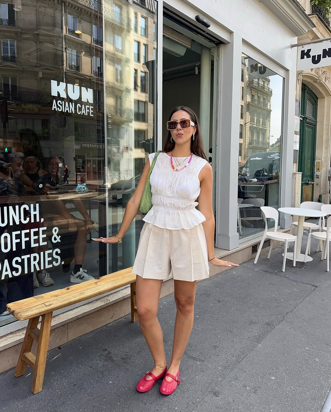 Shorts de linho bege com regata branca e sapatilha colorida para o trabalho