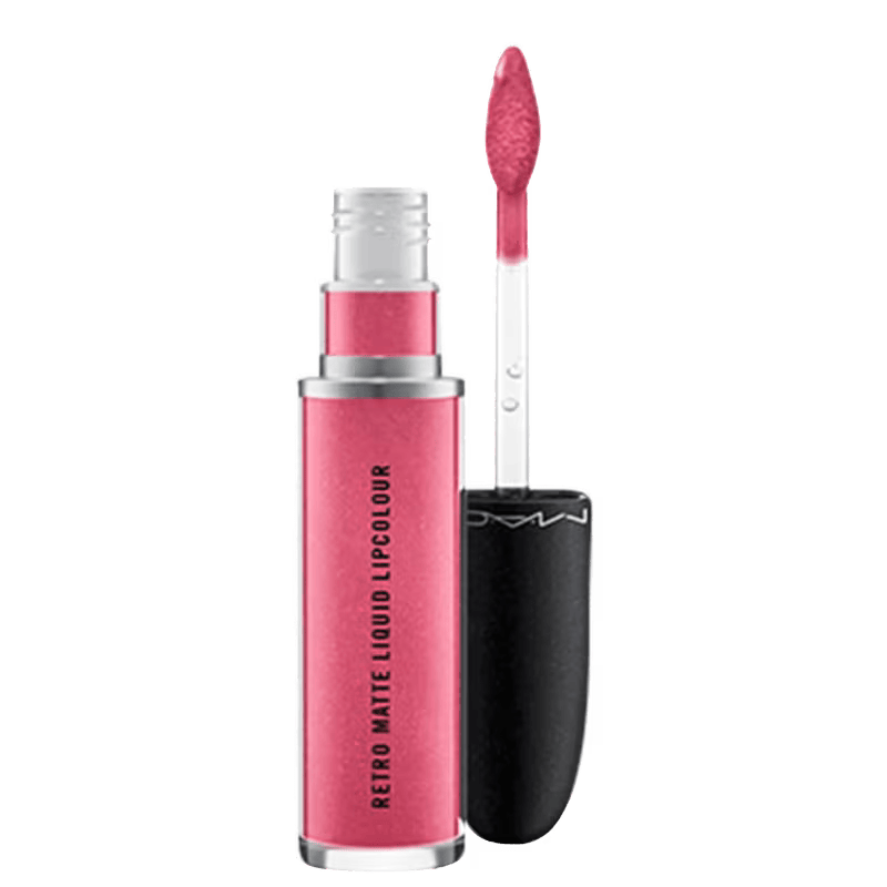Batom l&iacute;quido met&aacute;lico MAC Retro Matte Liquid Lipcolour em embalagem transparente com aplicador, cor rosa brilhante intensa e acabamento sofisticado, ideal para maquiagem de Carnaval com alta pigmenta&ccedil;&atilde;o e longa dura&ccedil;&atilde;o nos l&aacute;bios