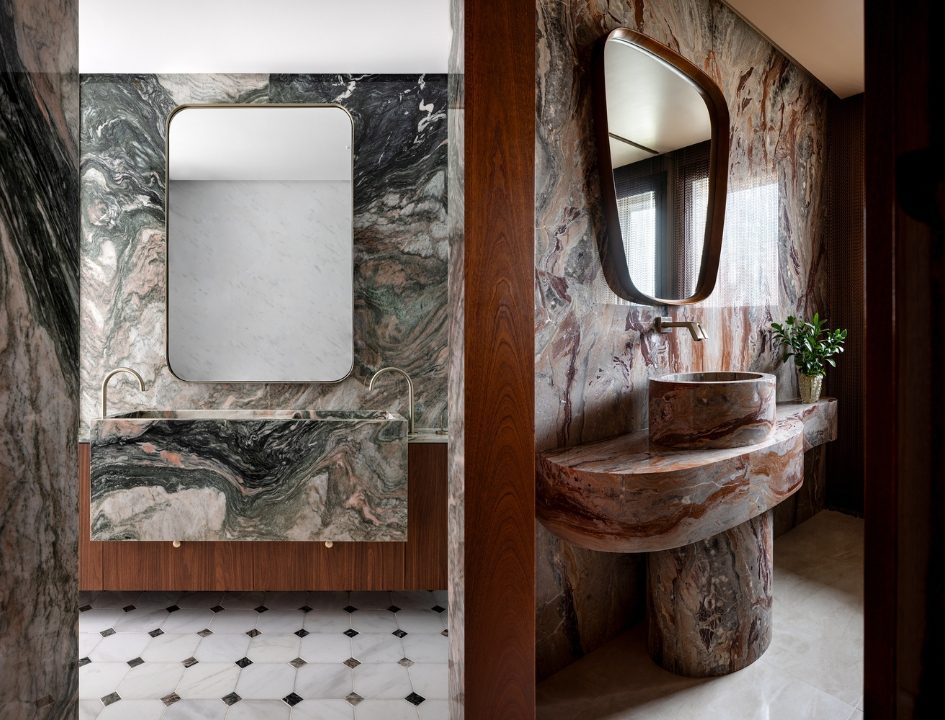 Dois banheiros com pedras naturais verde e vermelha