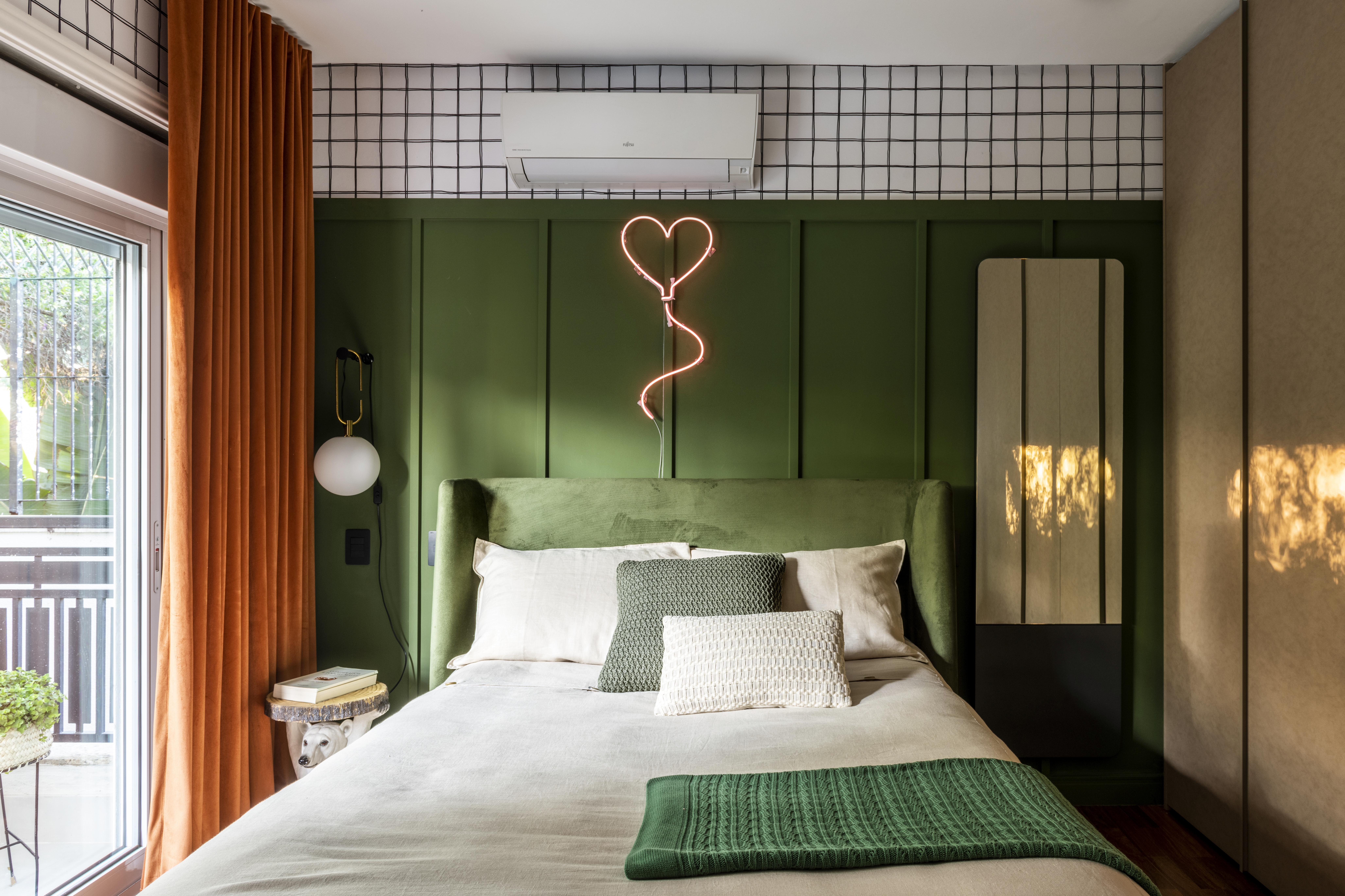 Como usar boiserie na parede de cabeceira da cama