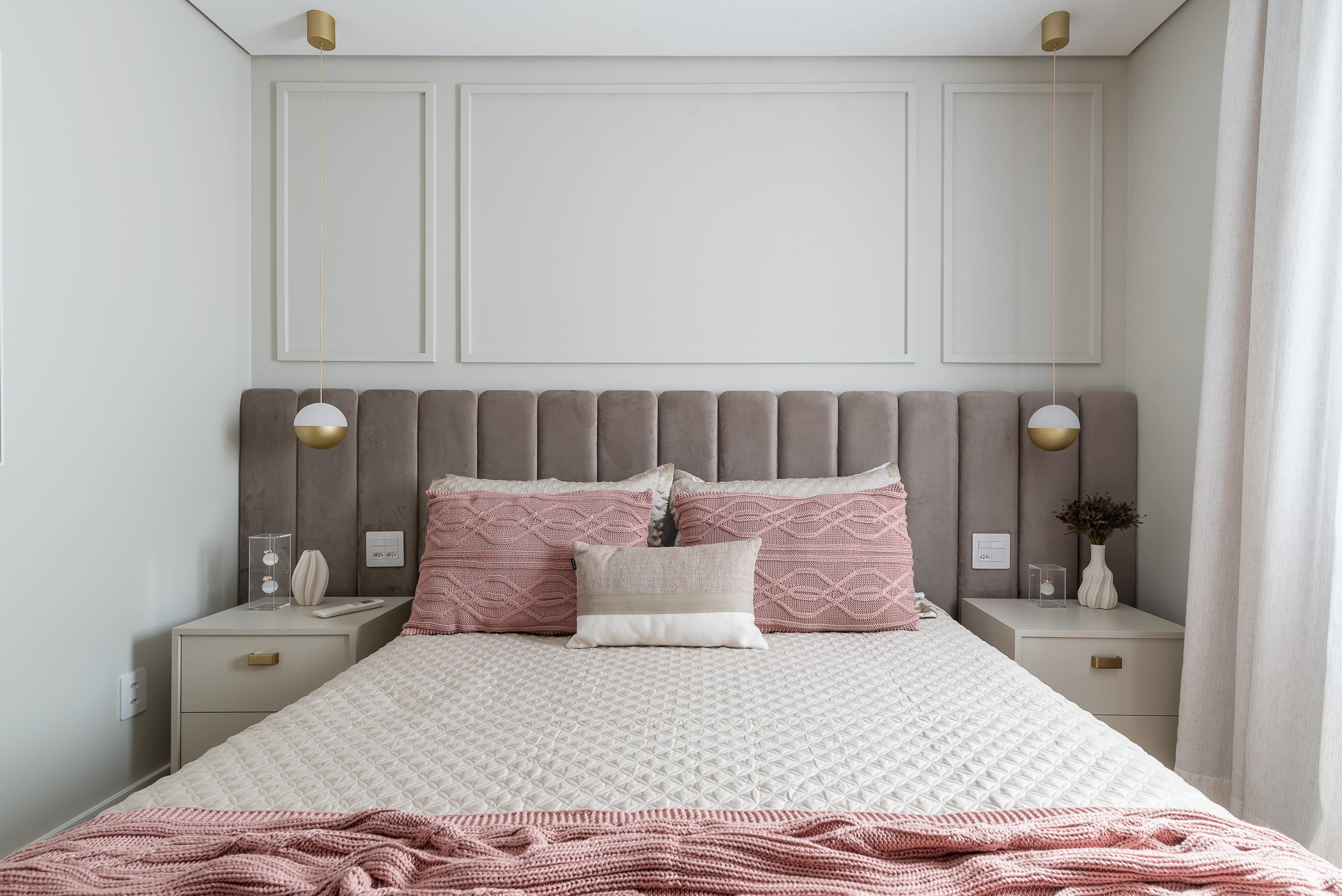 12 inspirações de quarto com cabeceira de veludo para enriquecer o ambiente