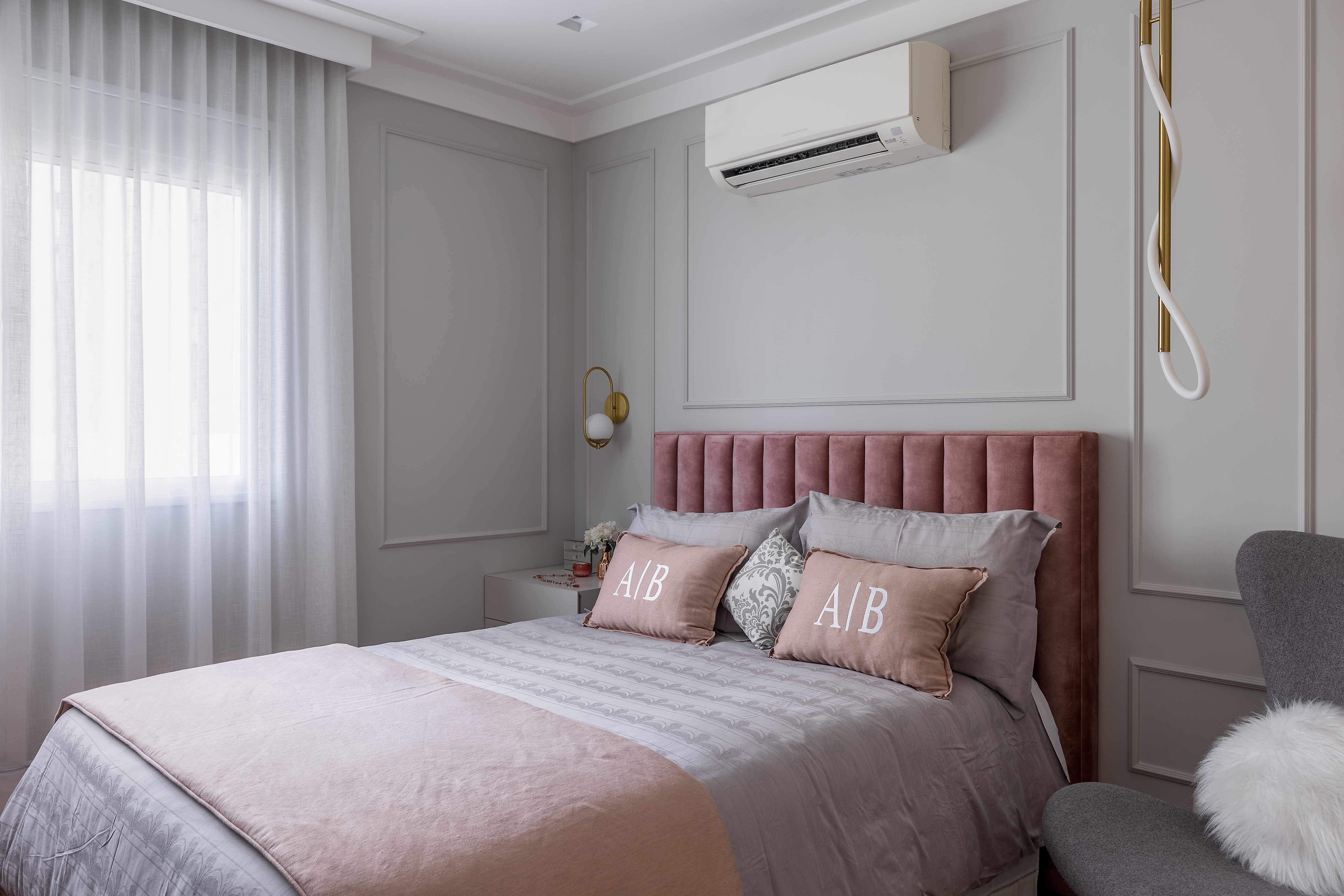 Como usar boiserie na parede de cabeceira da cama