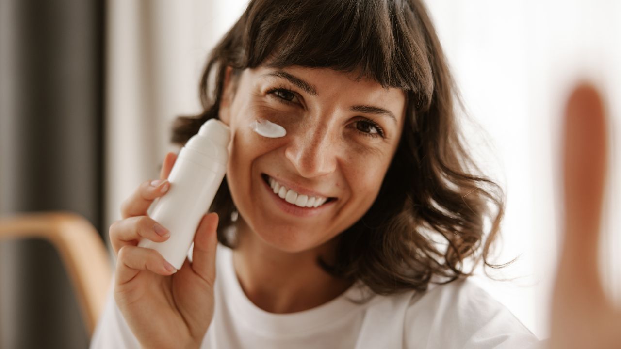 Cremes e s&eacute;runs para a &aacute;rea dos olhos podem fazer parte da rotina de cuidados para suavizar olheiras sem gastar muito