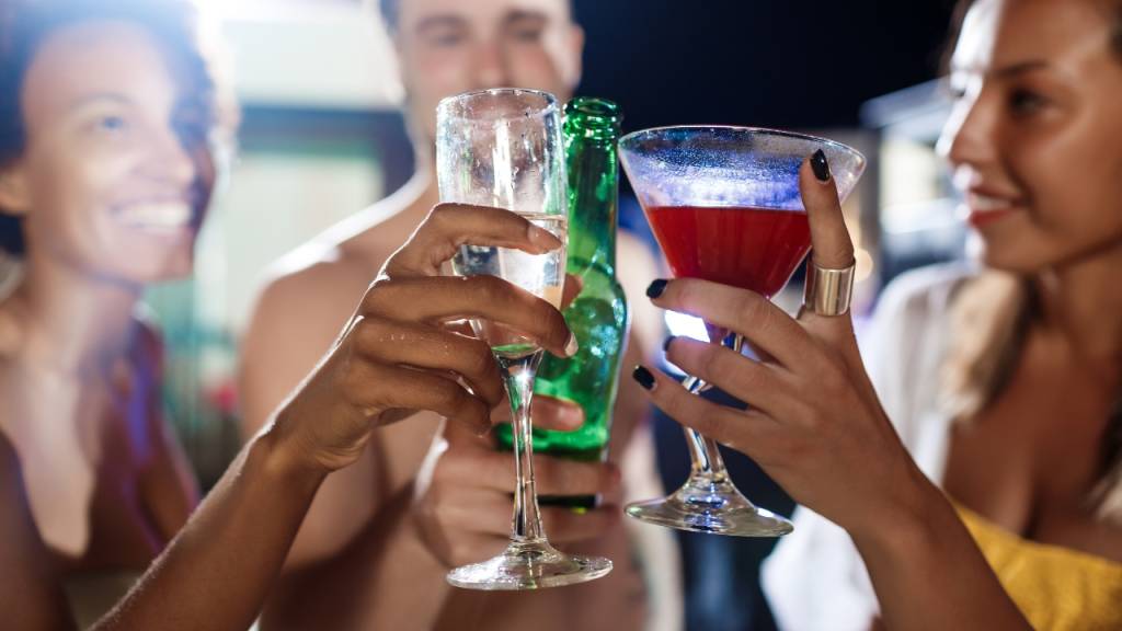 Ressaca de Carnaval: saiba o que realmente ajuda (e o que só piora)