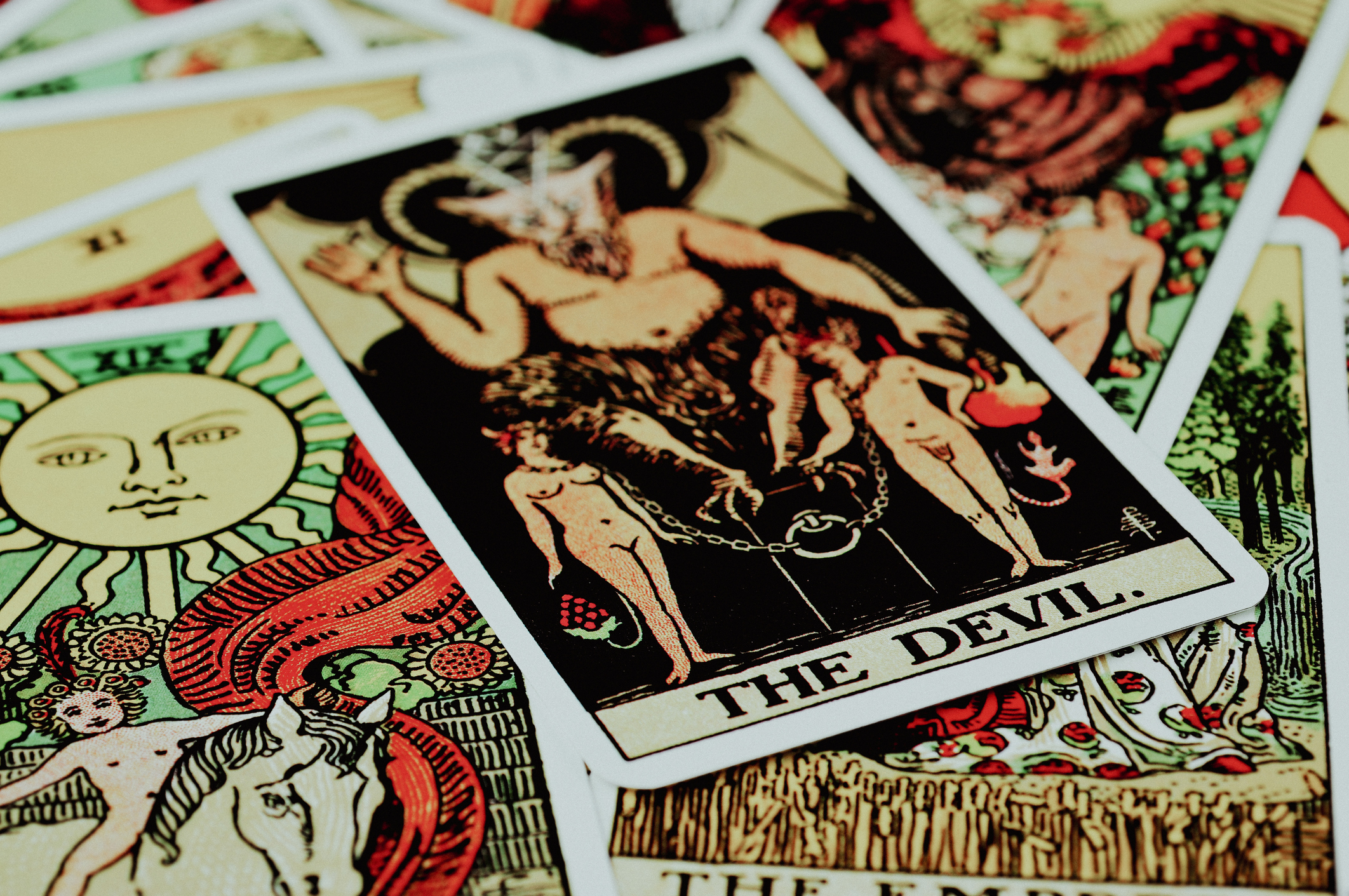 Cartas de tarô espalhadas, com destaque para o Nove de Paus, que representa resiliência, proteção emocional e força interior para atravessar desafios.