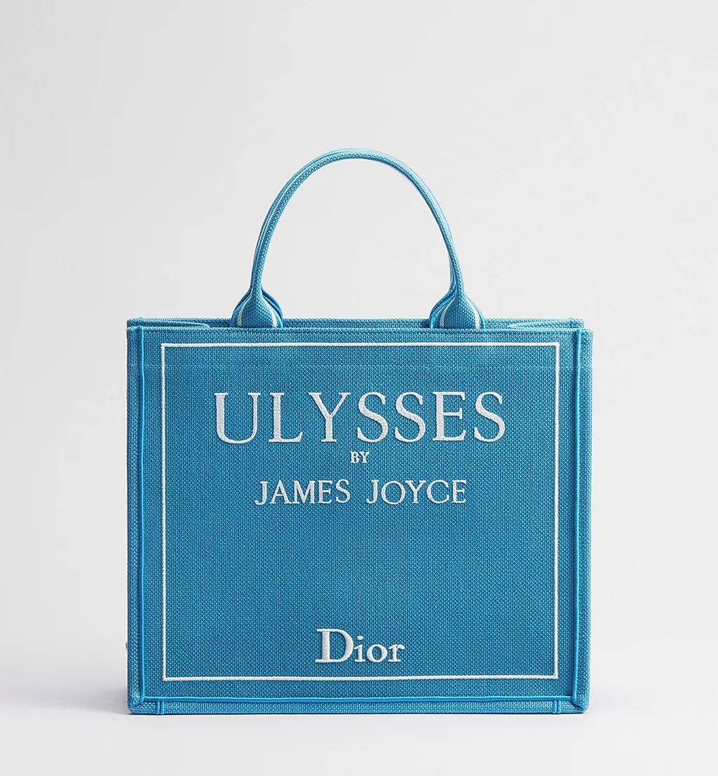 Bolsa Dior Book Tote azul turquesa com bordado &ldquo;Ulysses by James Joyce&rdquo;, releitura de capa liter&aacute;ria transformada em bolsa de luxo na cole&ccedil;&atilde;o conceitual da Dior.