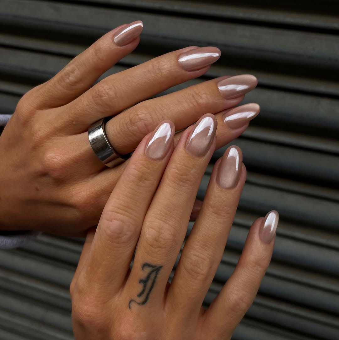 Unhas olhos de gato nude rosado com acabamento sofisticado