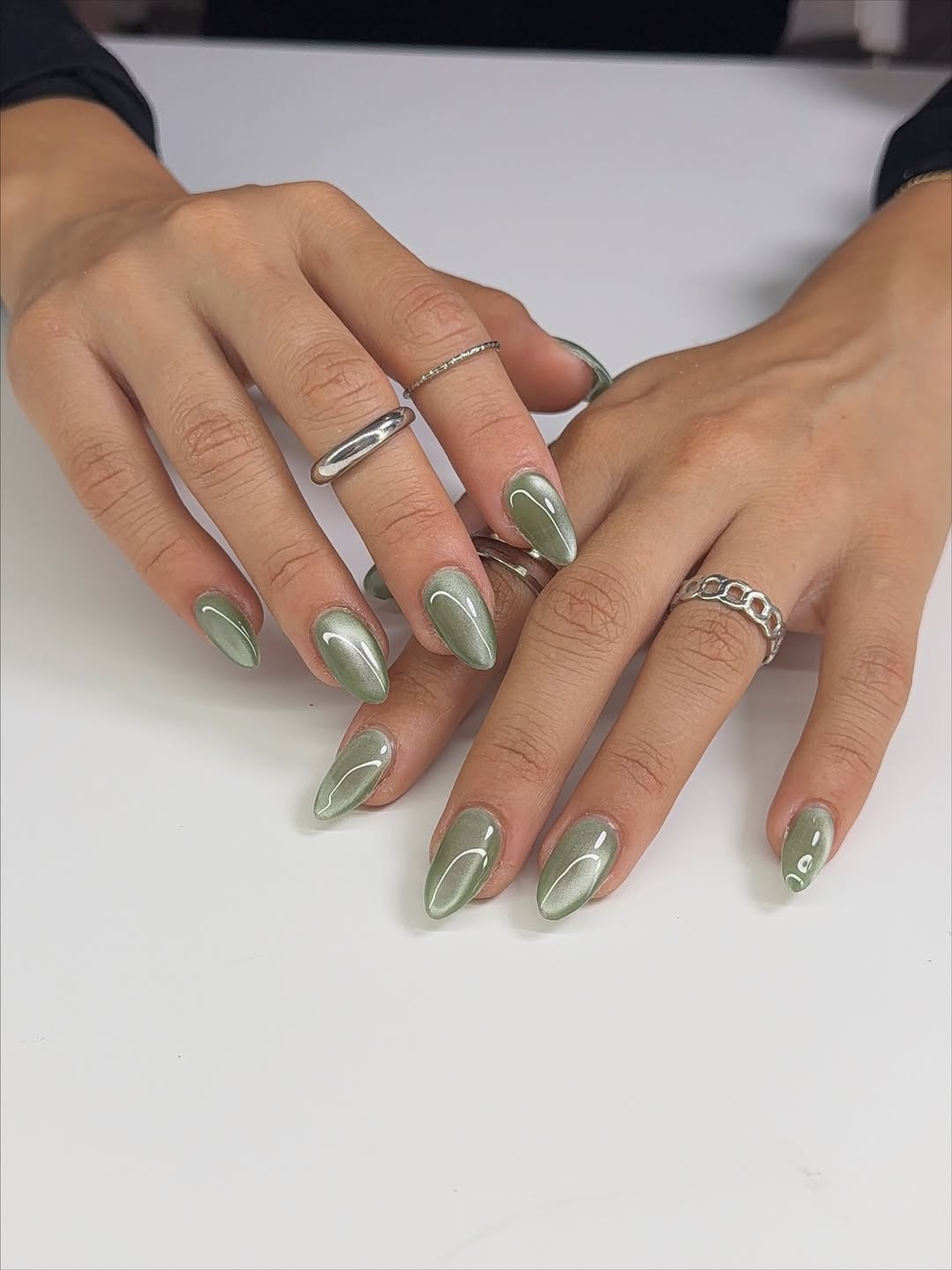 Unhas olhos de gato verde oliva com brilho perolado