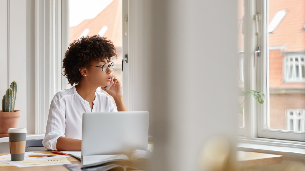 7 acessórios que salvam sua postura no home office