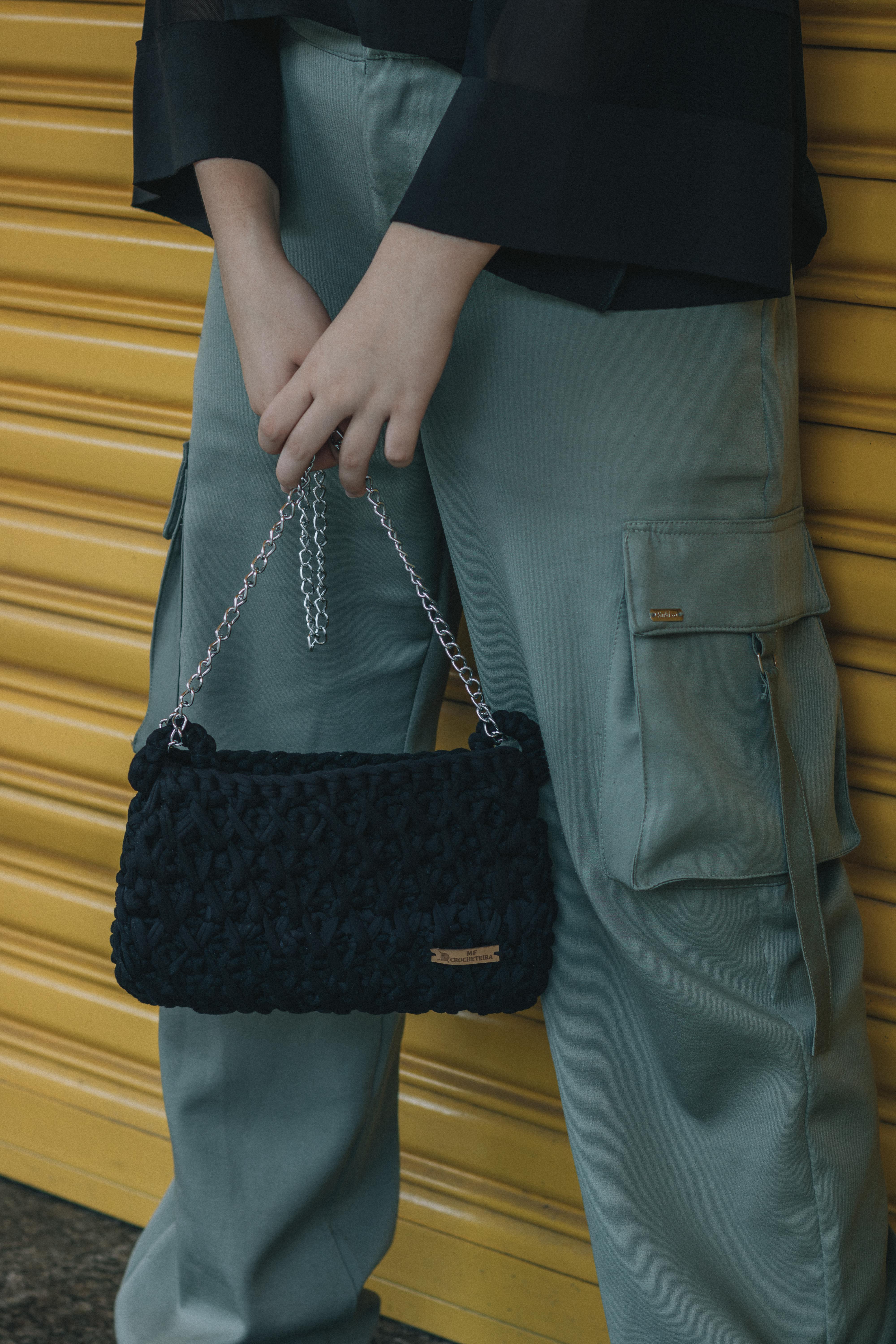 Mulher usando cal&ccedil;a cargo cinza