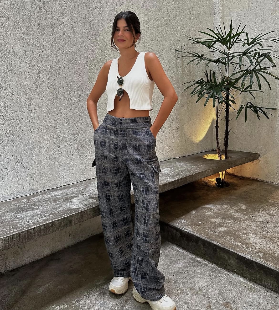 Mulher usando cal&ccedil;a cargo xadrez