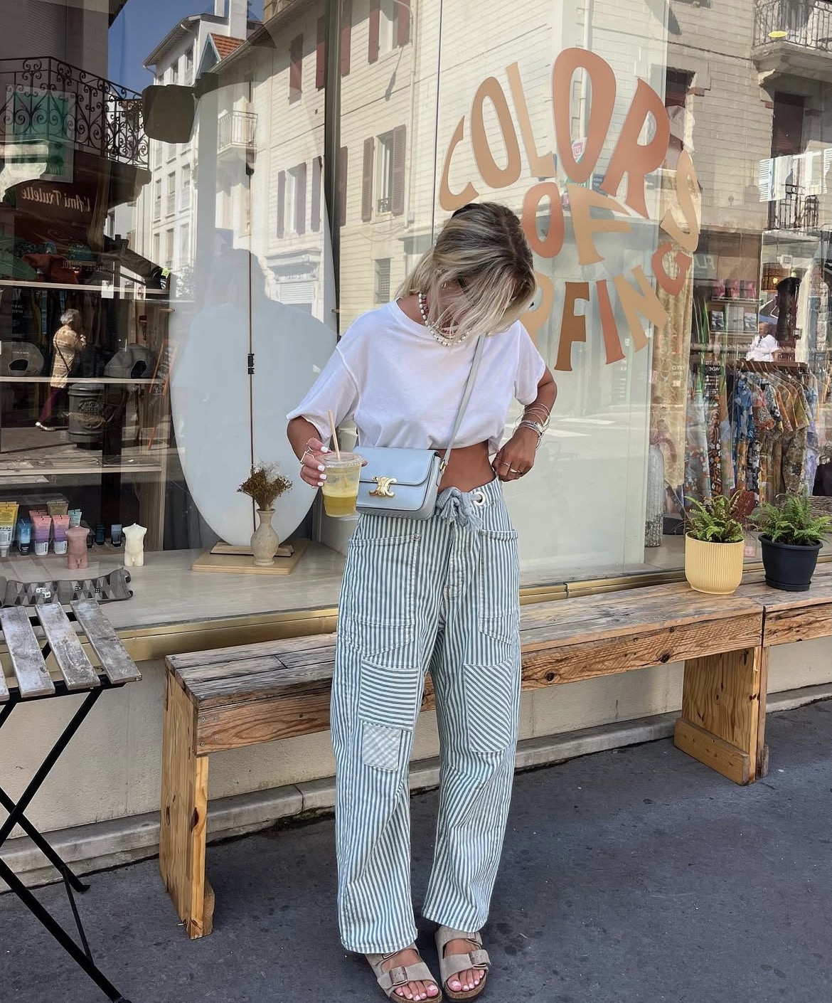 Mulher usando cal&ccedil;a cargo listrada