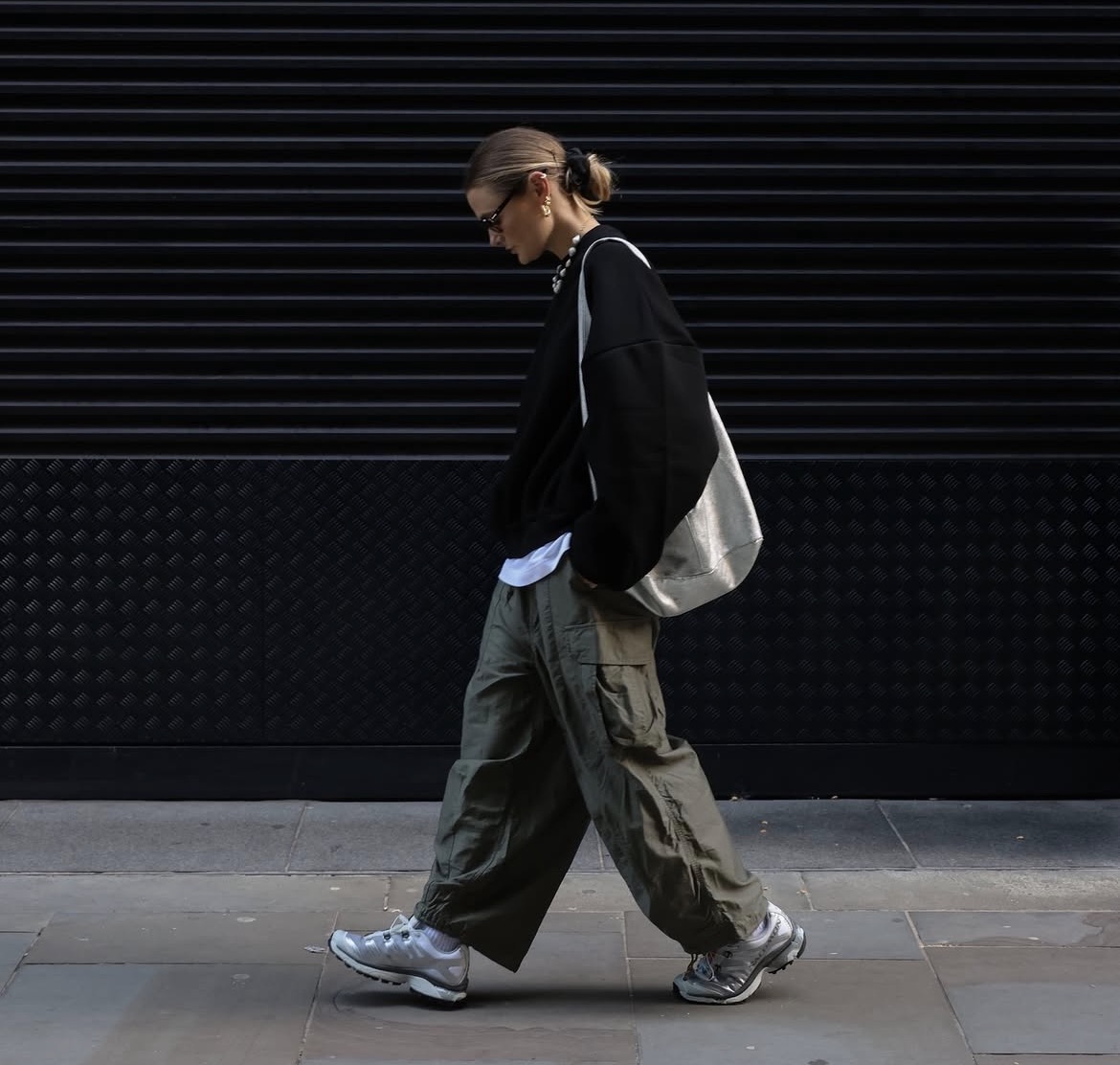 Mulher usando cal&ccedil;a cargo verde musgo