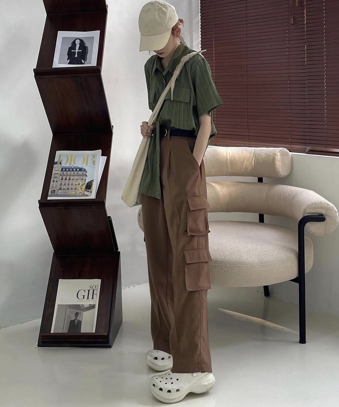 Mulher usando cal&ccedil;a cargo marrom e blusa verde