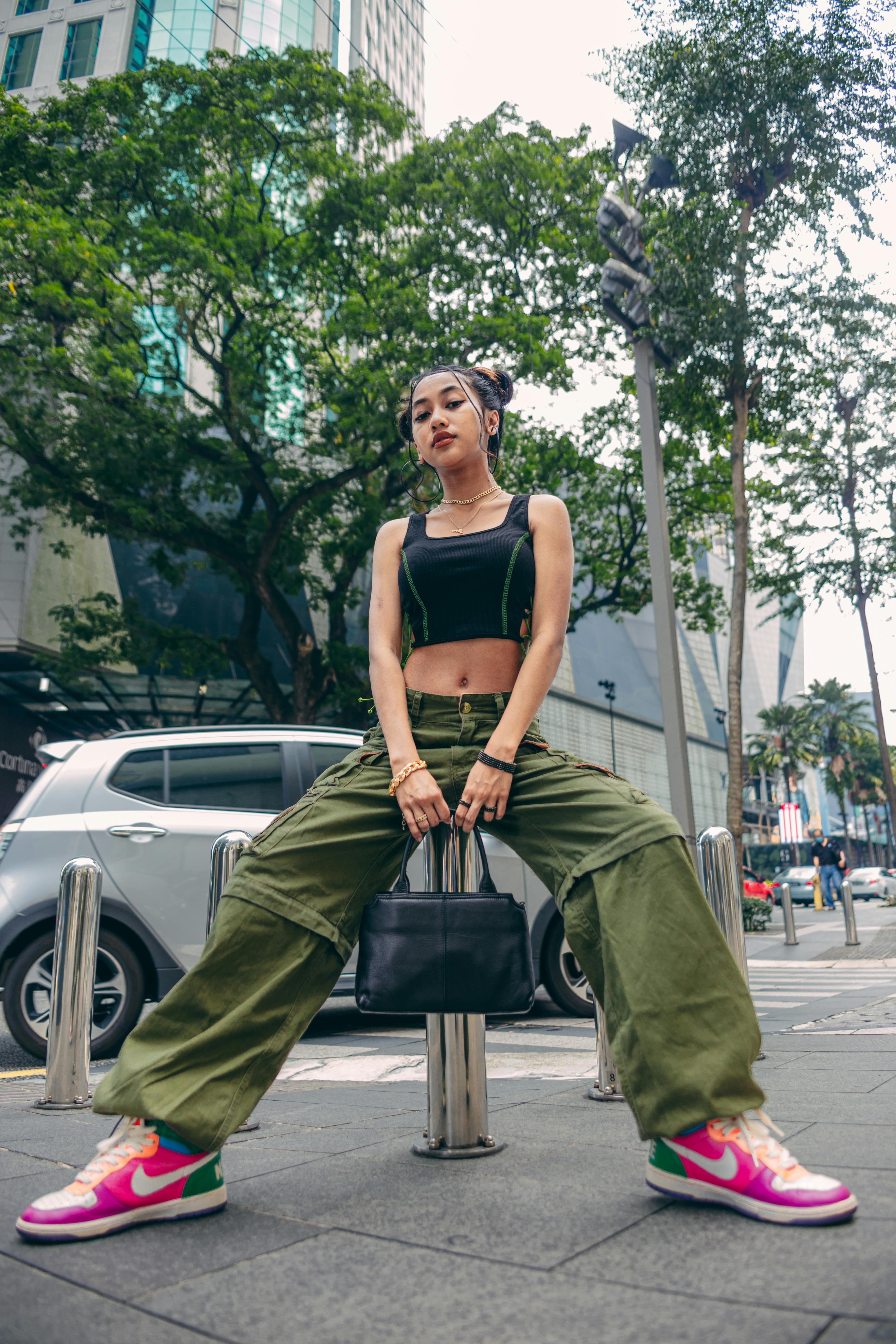 Mulher usando cal&ccedil;a cargo verde