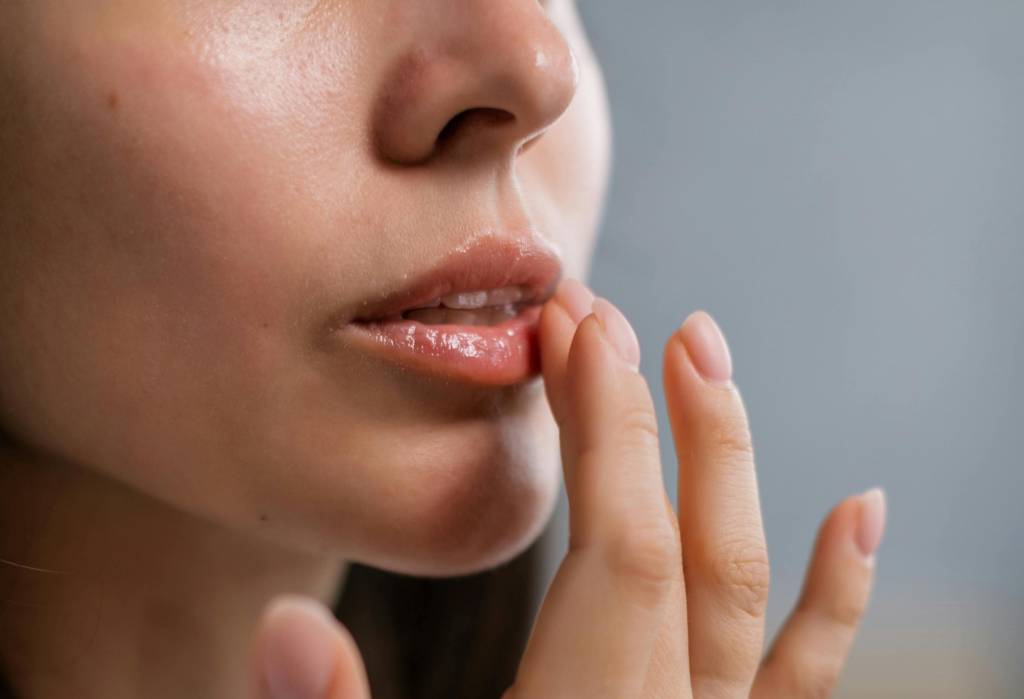 5 esfoliantes labiais que salvam lábios ressecados no outono