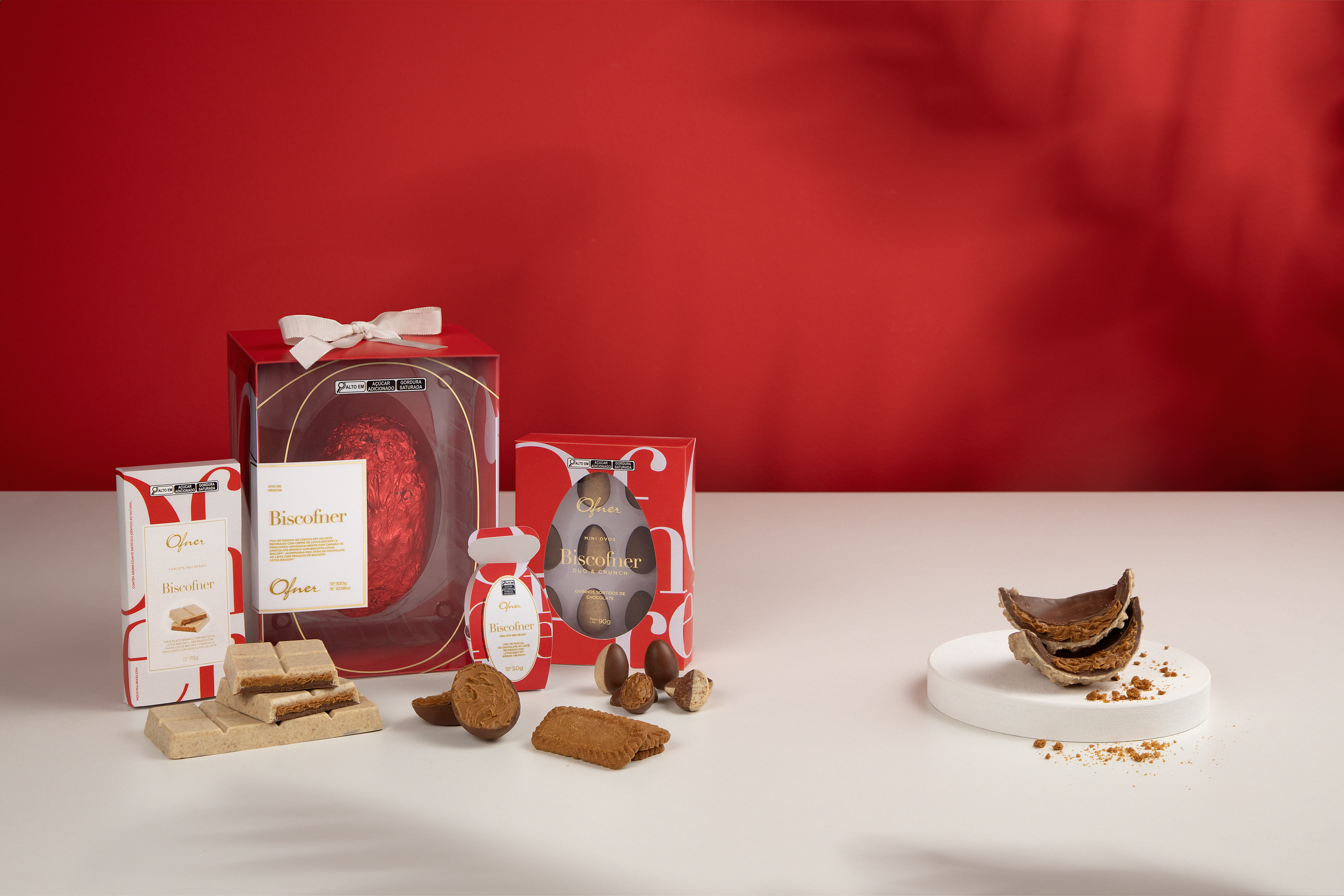 Foto de lan&ccedil;amento de ovos de p&aacute;scoa com fundo vermelho