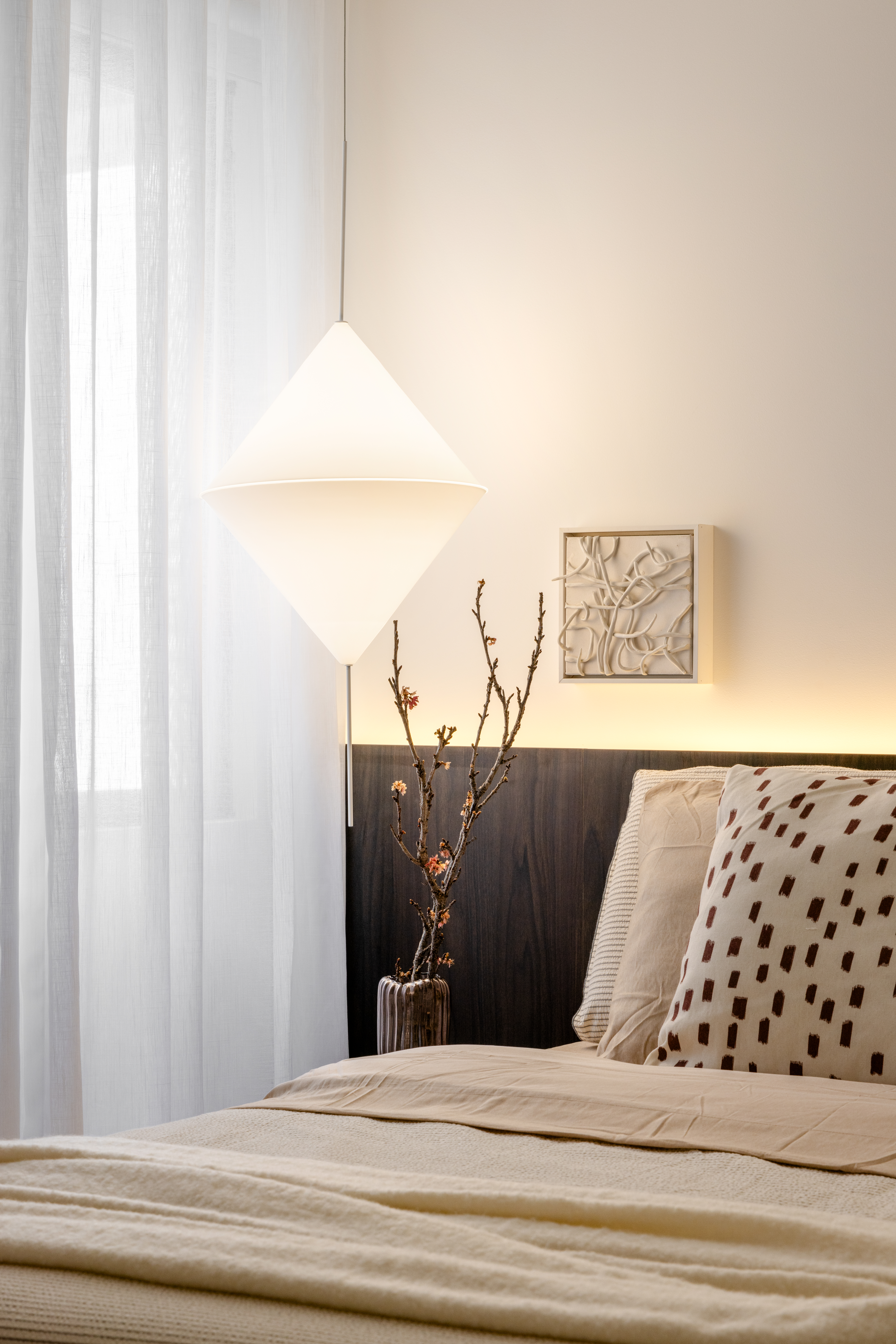 Quarto com ilumina&ccedil;&atilde;o projetada