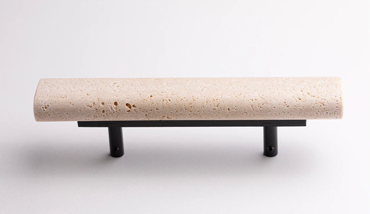 Puxador de arm&aacute;rio em formato comprido de travertino romano