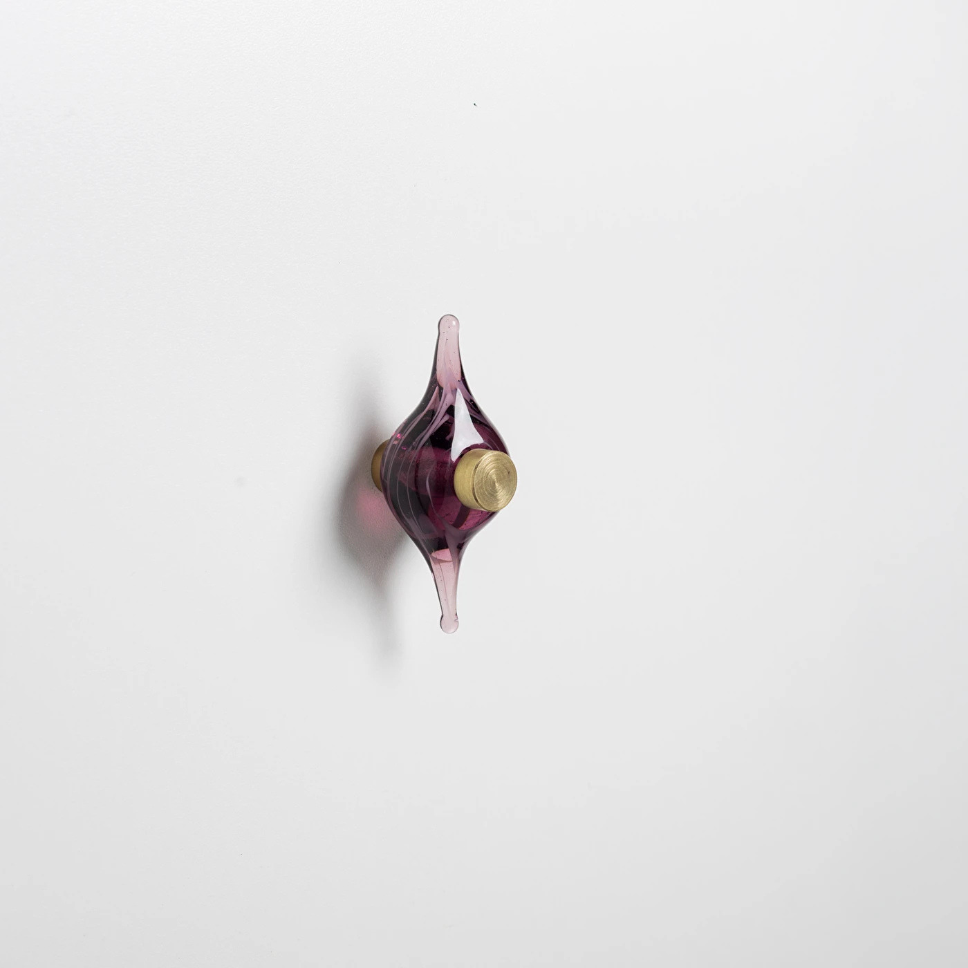 Puxador de arm&aacute;rio em formato org&acirc;nico roxo