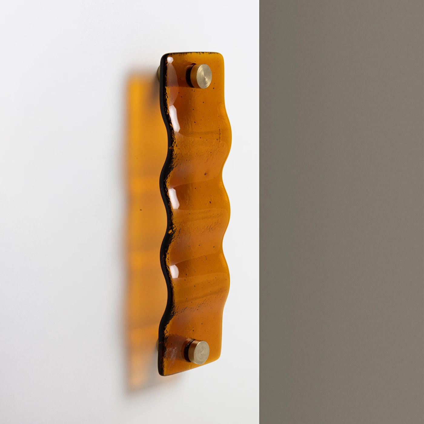 Puxador de porta marrom em formato ondulado