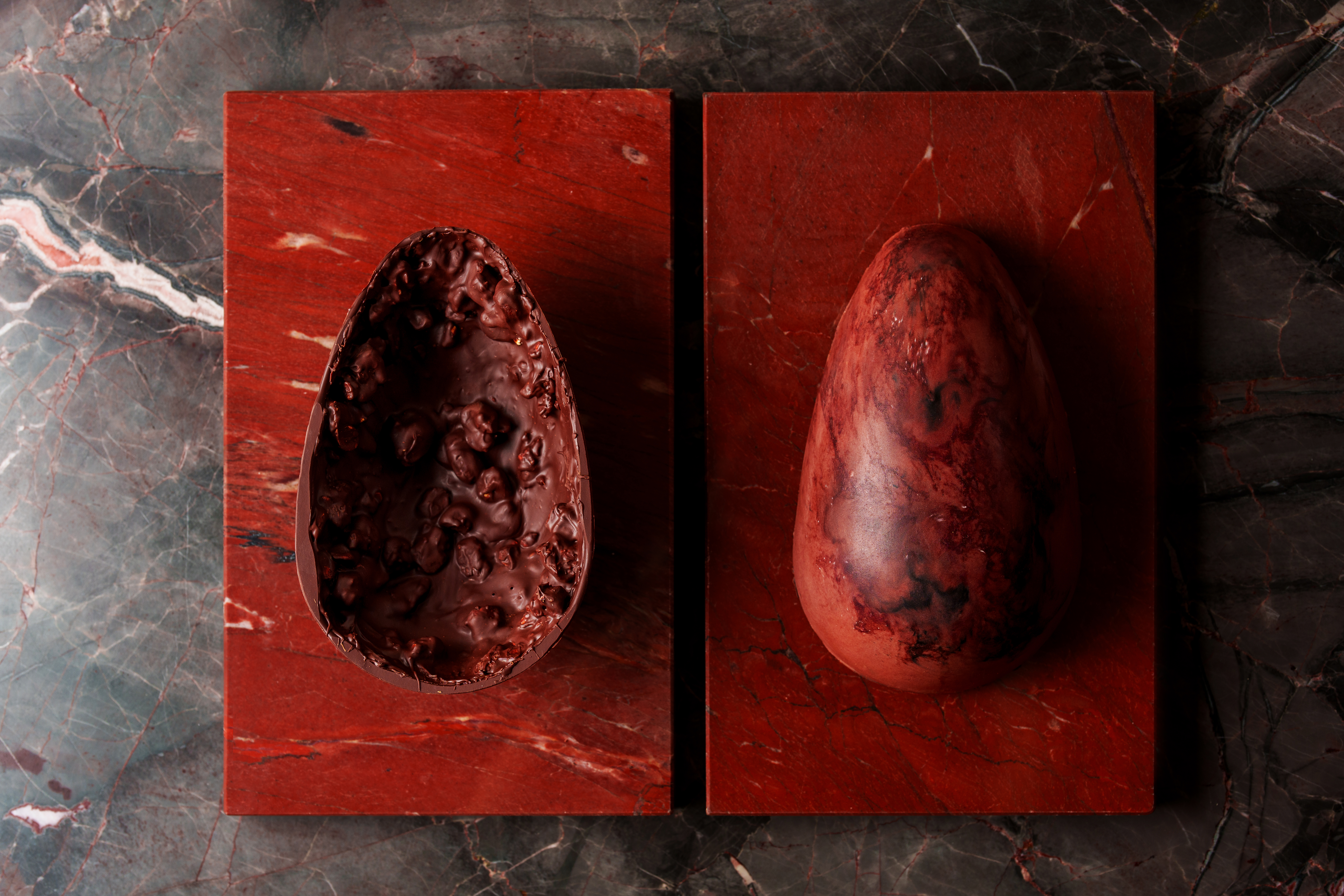 Ovo de p&aacute;scoa cortado ao meio e apresentado em embalagem vermelha