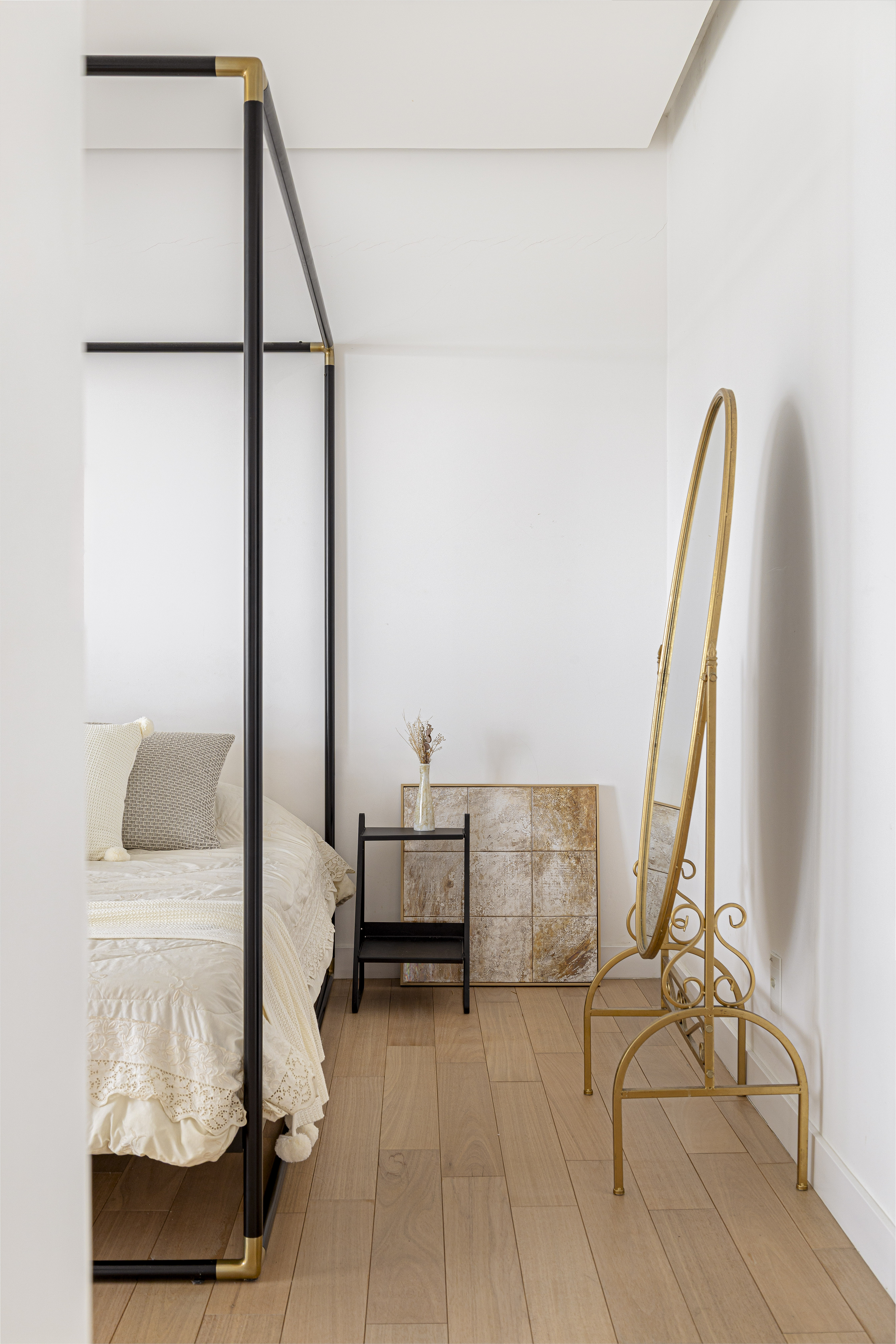 Quarto com espelho neocl&aacute;ssico dourado de ch&atilde;o