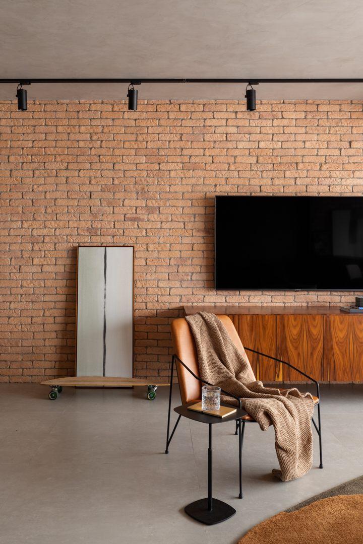 Sala de TV com decora&ccedil;&atilde;o industrial e parede de tijolinhos
