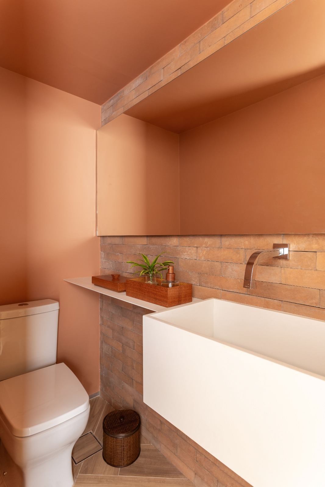 Lavabo com parede de tijolinhos