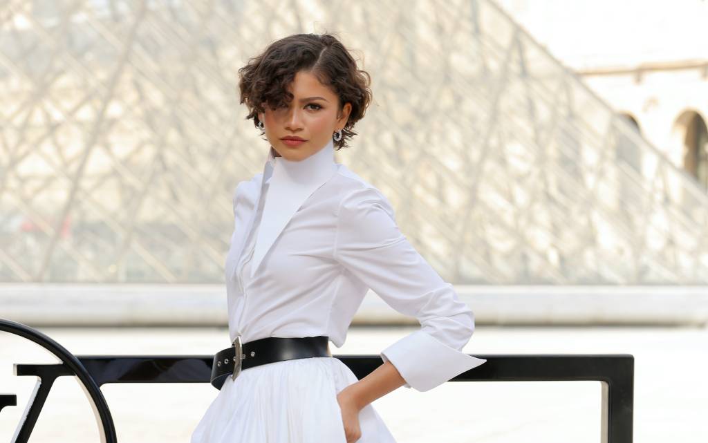 O look com vestido branco de Zendaya, após rumores de casamento