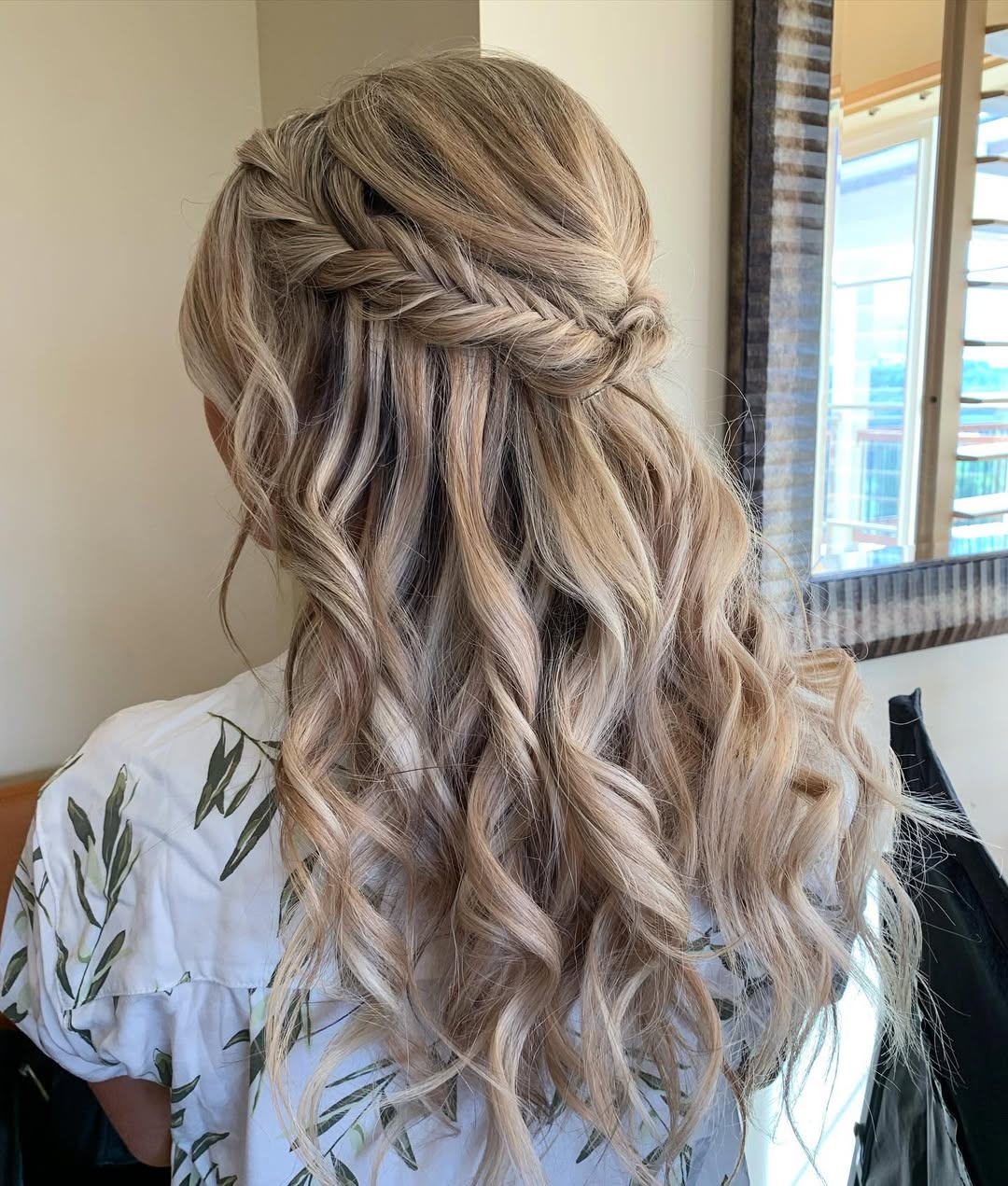 Tran&ccedil;a escama de peixe em cabelo meio preso