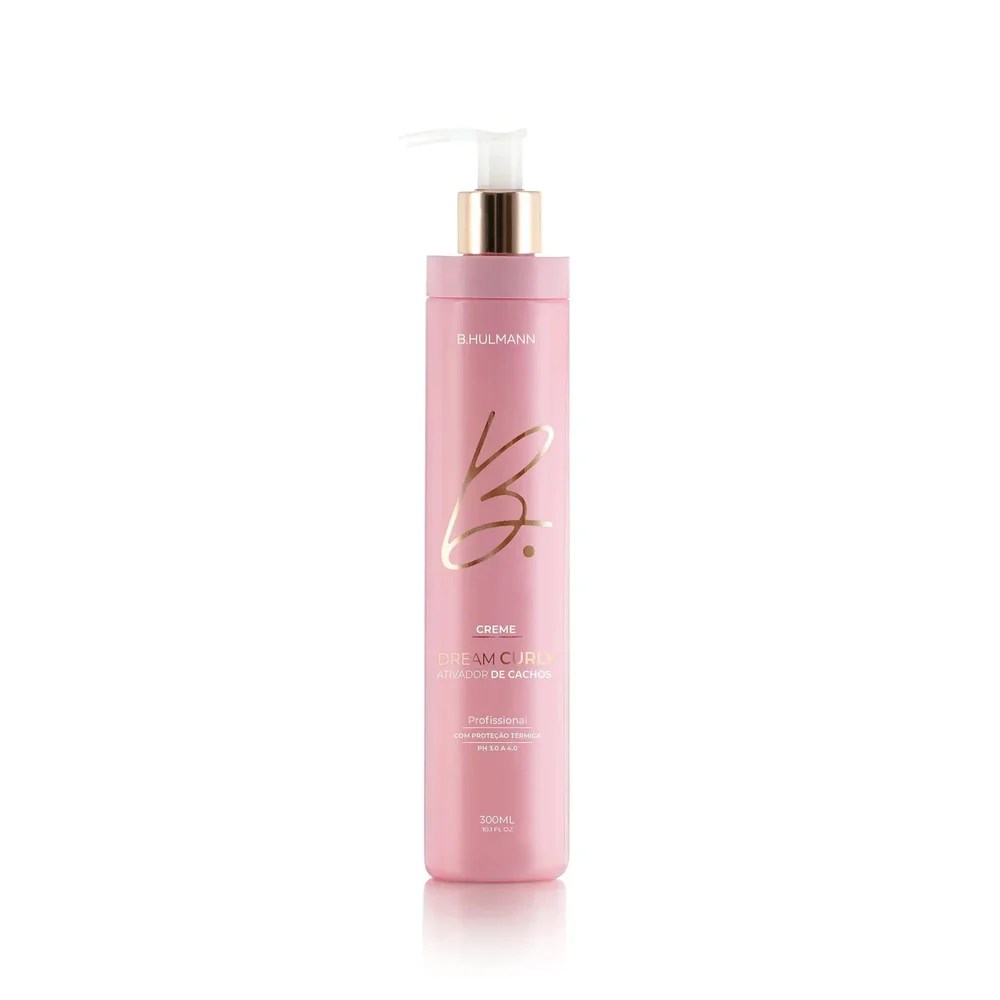 Frasco rosa com pump dourado do creme Dream Curly da B. Hulmann, ativador de cachos com prote&ccedil;&atilde;o t&eacute;rmica e a&ccedil;&atilde;o antifrizz para cabelos cacheados.