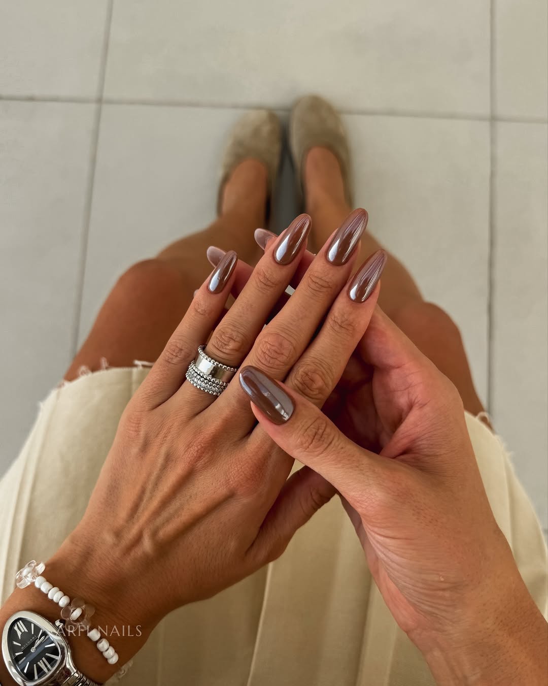 Unhas bronze met&aacute;lico valorizam o subtom quente da pele oliva e criam efeito sofisticado