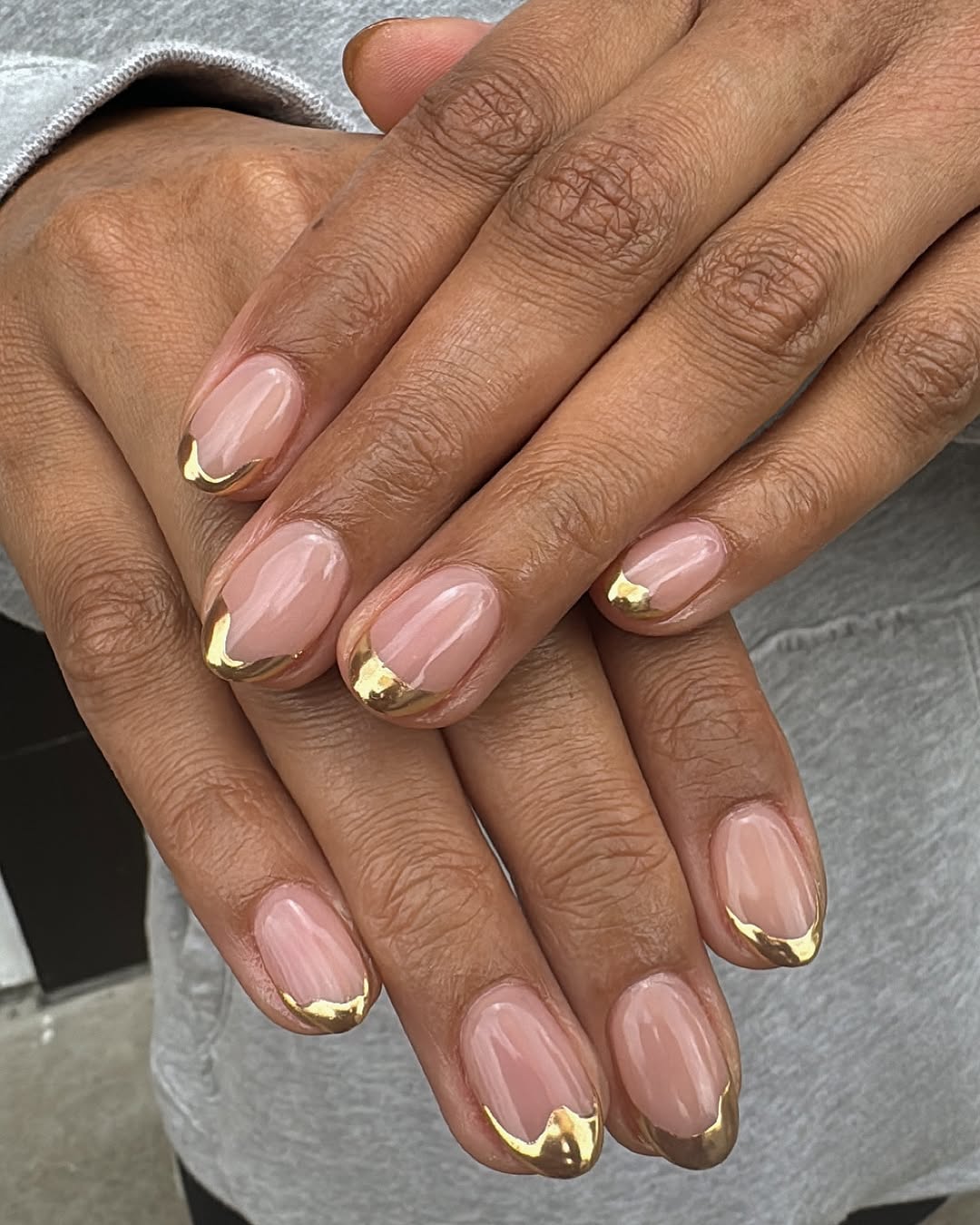 Nude rosado com detalhe dourado &eacute; aposta elegante para pele oliva