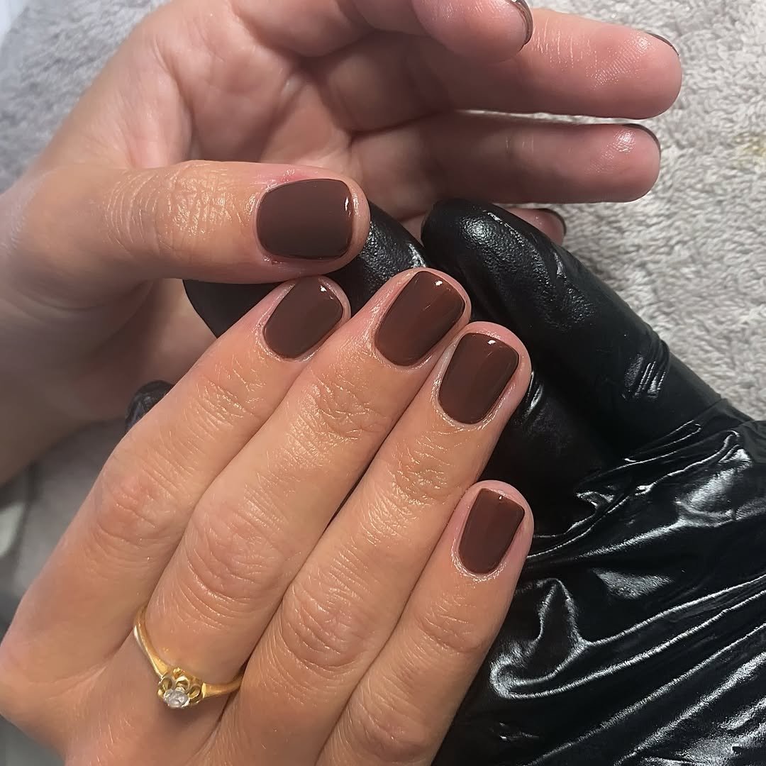 Marrom chocolate valoriza a pele oliva e cria visual sofisticado