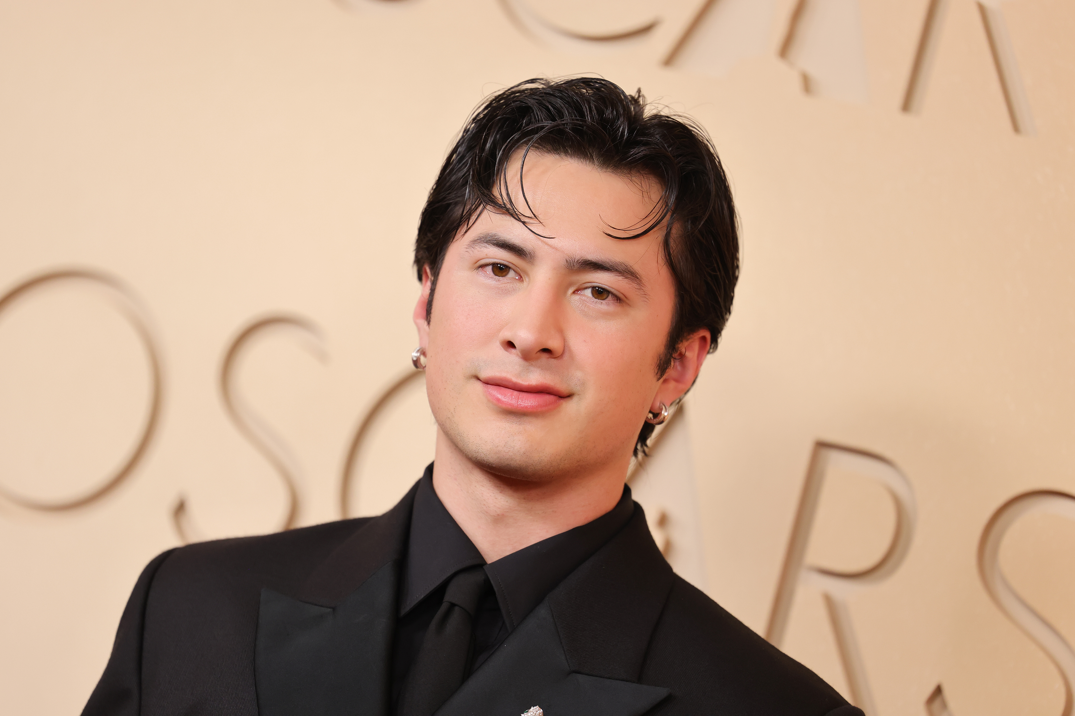 Hudson Williams brilha com joias Bvlgari no Oscar 2026