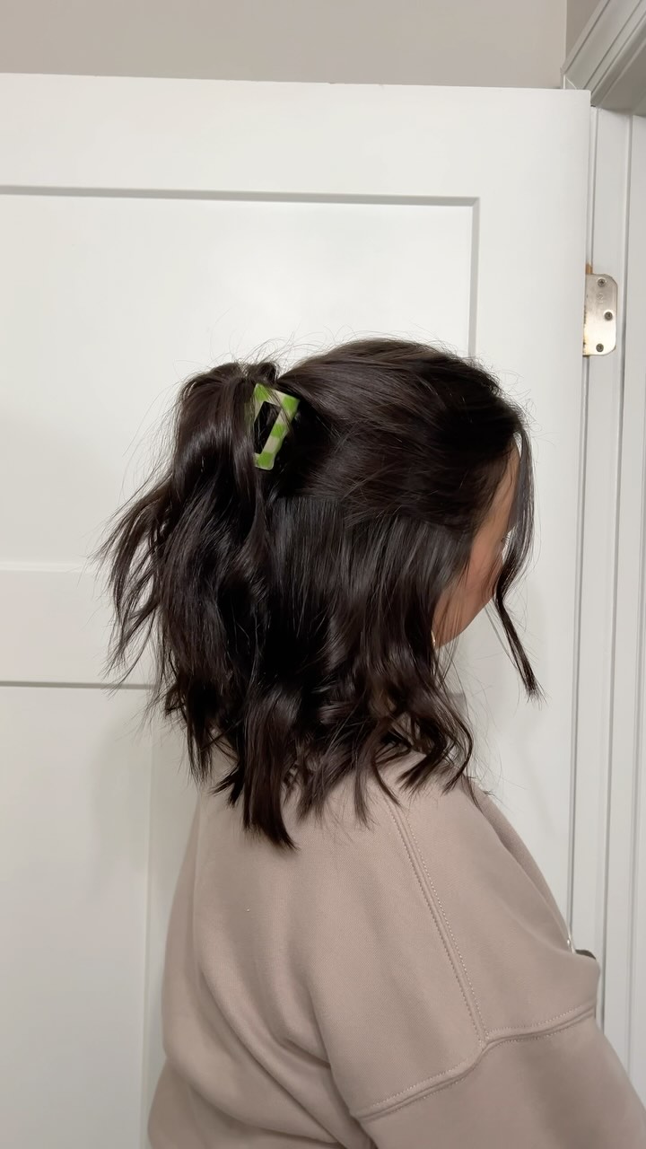 Penteado meio preso com piranha &eacute; uma op&ccedil;&atilde;o f&aacute;cil para quem quer um visual casual e moderno
