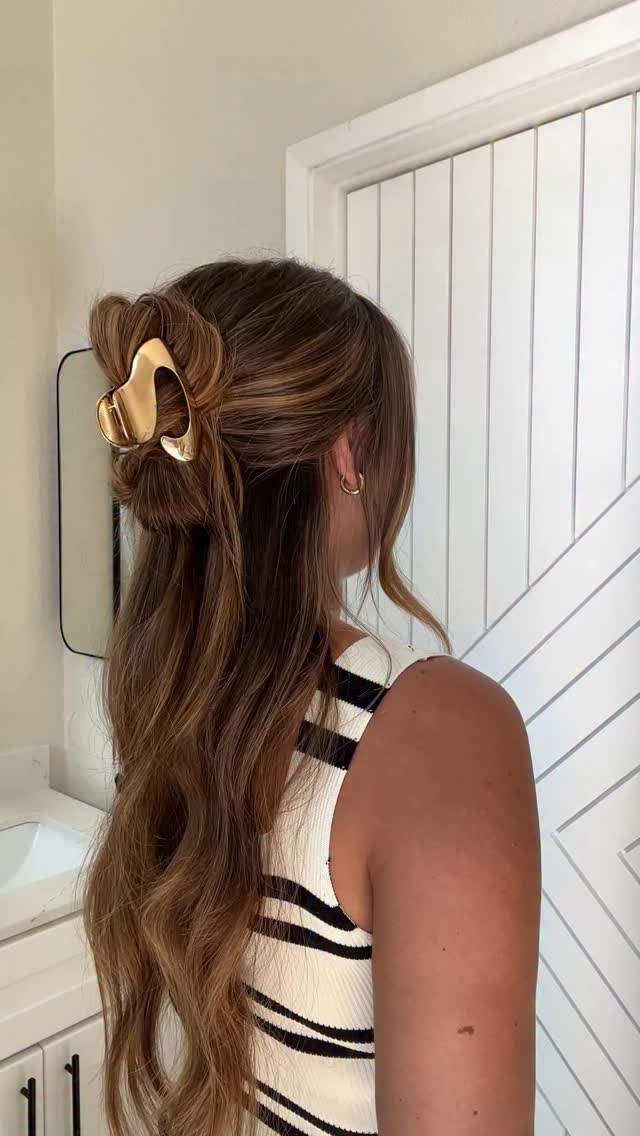 Piranha dourada transforma o penteado meio preso em uma op&ccedil;&atilde;o elegante e sofisticada