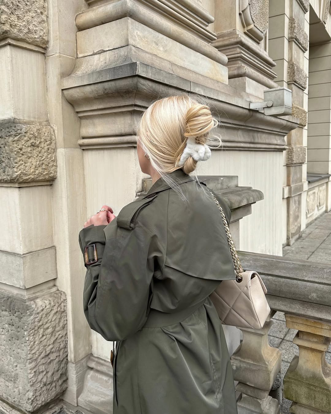 Coque baixo com piranha de pel&uacute;cia cria um penteado elegante e confort&aacute;vel para dias frios