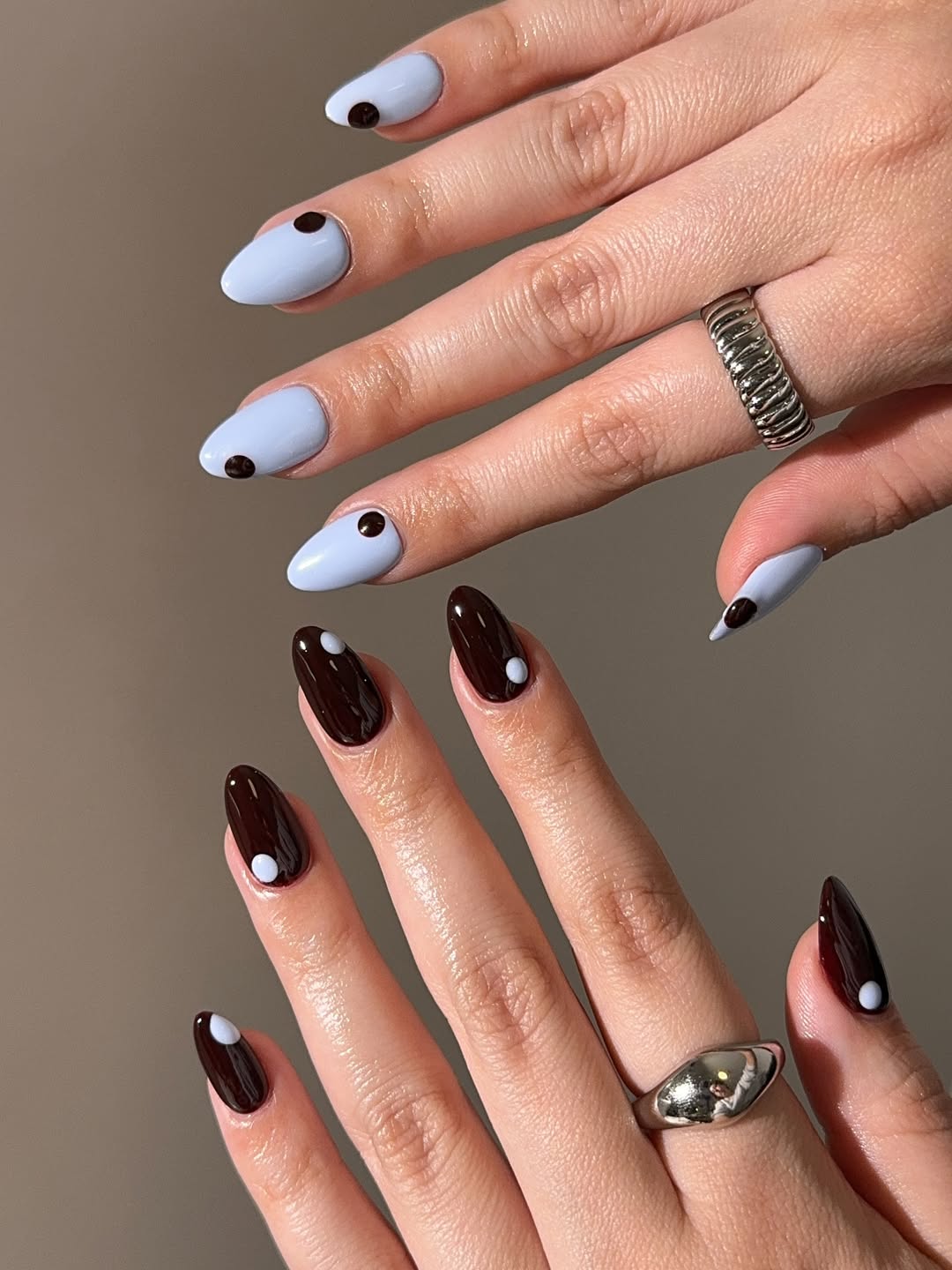 Nail art com bolinhas contrastantes cria unhas modernas e elegantes