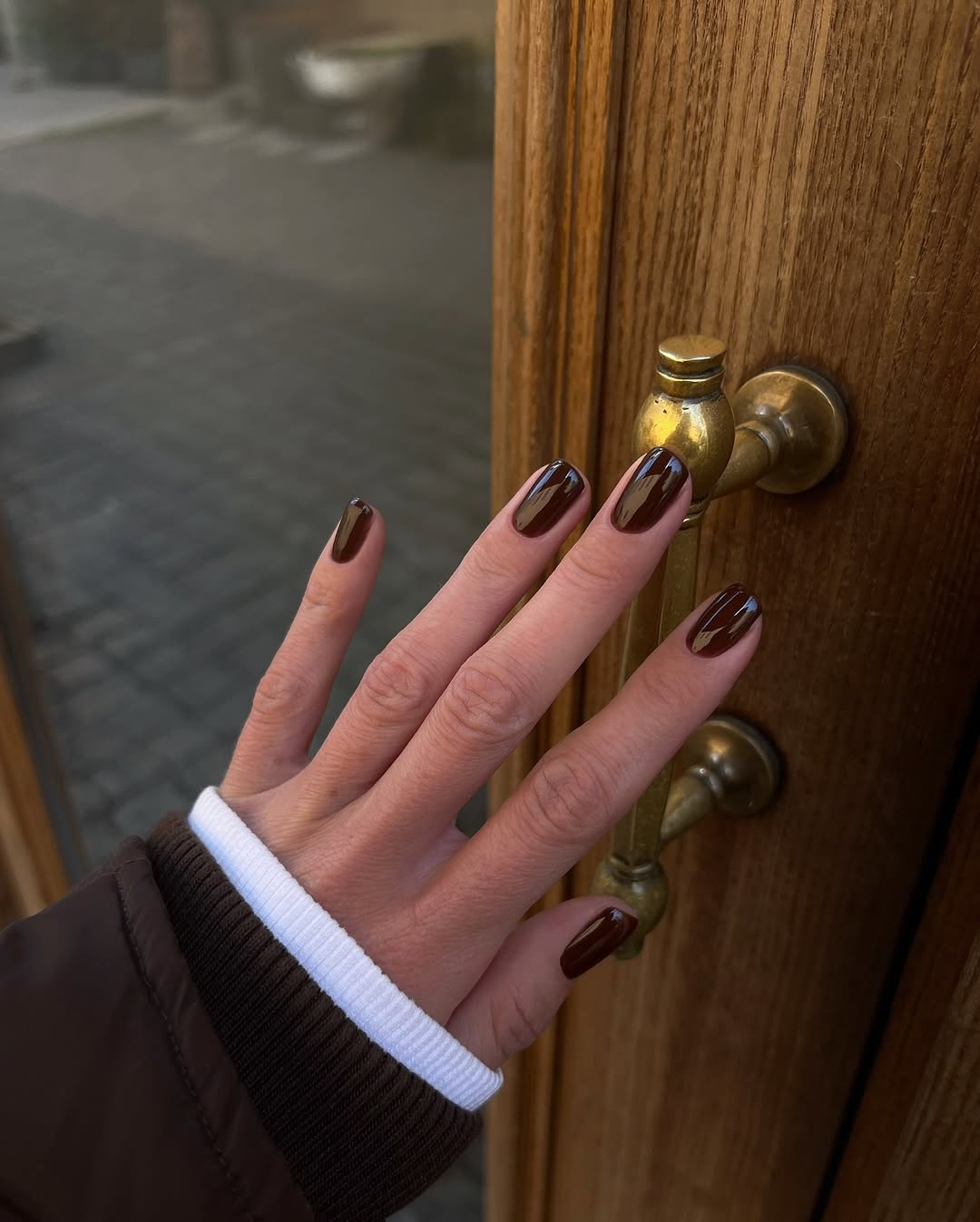 Unhas marrom chocolate com acabamento brilhante e elegante