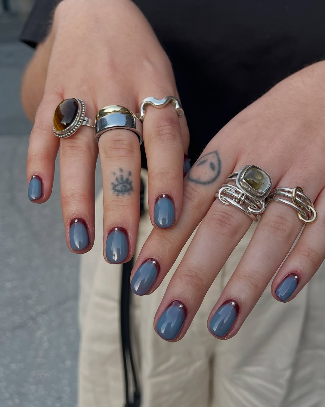 Unhas cinza com contorno vinho formam combina&ccedil;&atilde;o moderna e elegante