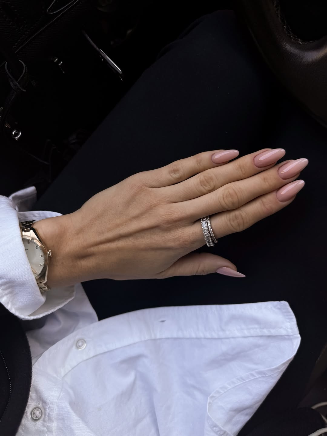 Unhas nude rosadas e alongadas criam visual cl&aacute;ssico e elegante