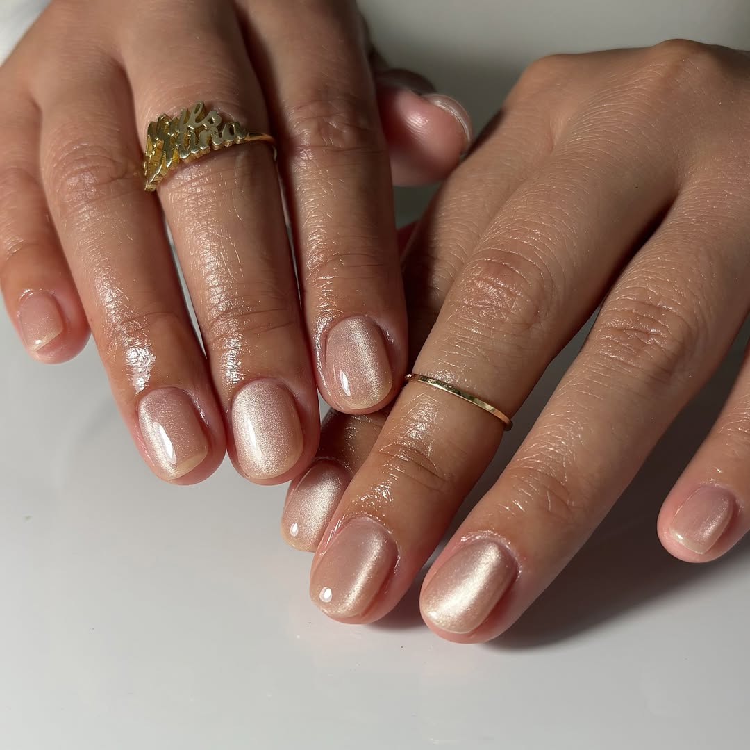 Unhas peroladas em tom champagne criam visual sofisticado e delicado