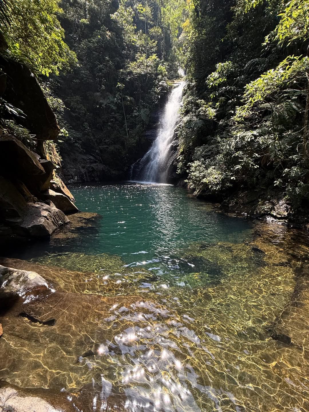 Cachoeira da Lagoa Azul em Cubat&atilde;o com queda d&rsquo;&aacute;gua e po&ccedil;o cristalino, trilha de n&iacute;vel iniciante em meio &agrave; Mata Atl&acirc;ntica perto de S&atilde;o Paulo