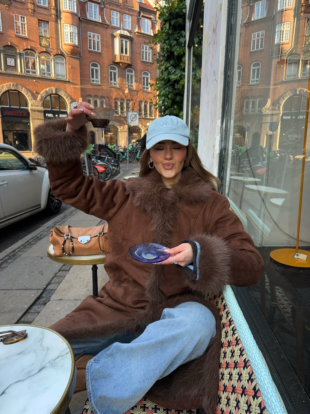 Detalhes em azul Bridgerton aparecem em acess&oacute;rios em look casual