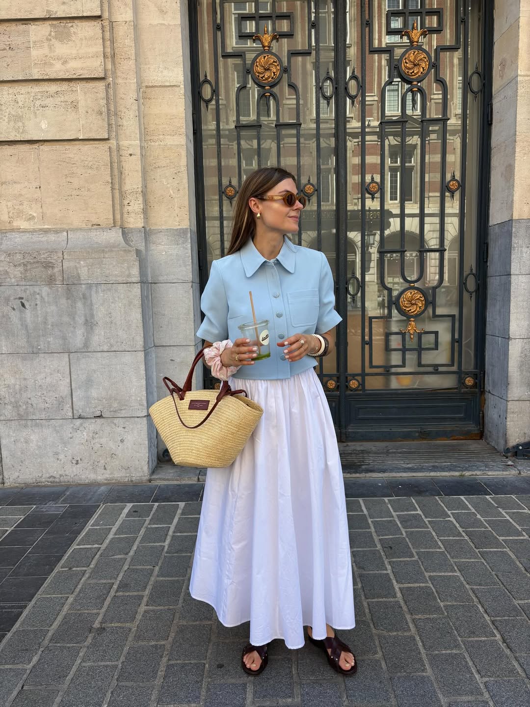 Look elegante com blusa azul Bridgerton e saia branca rodada